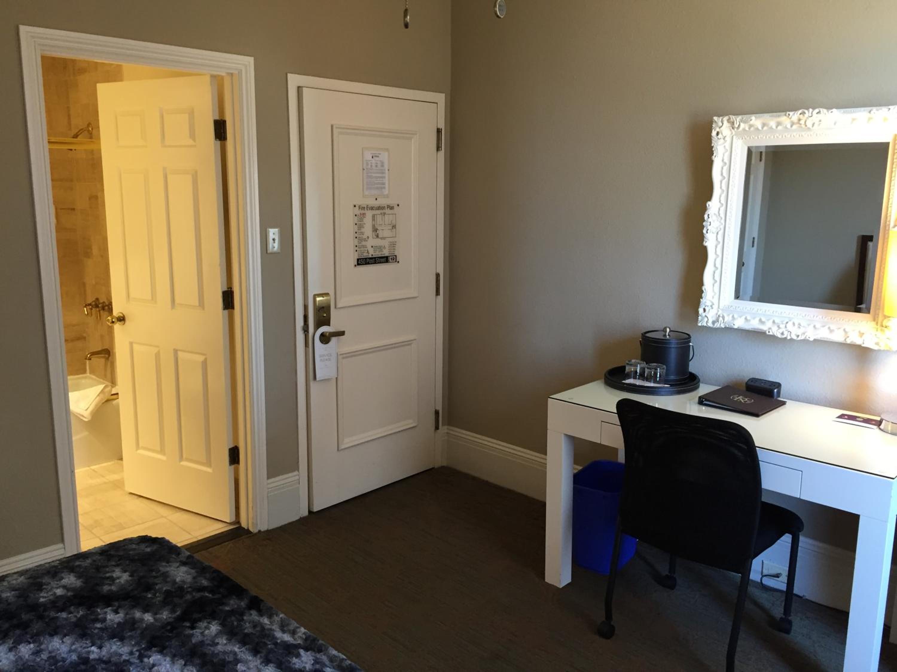 Deluxe King Room - Photo 4