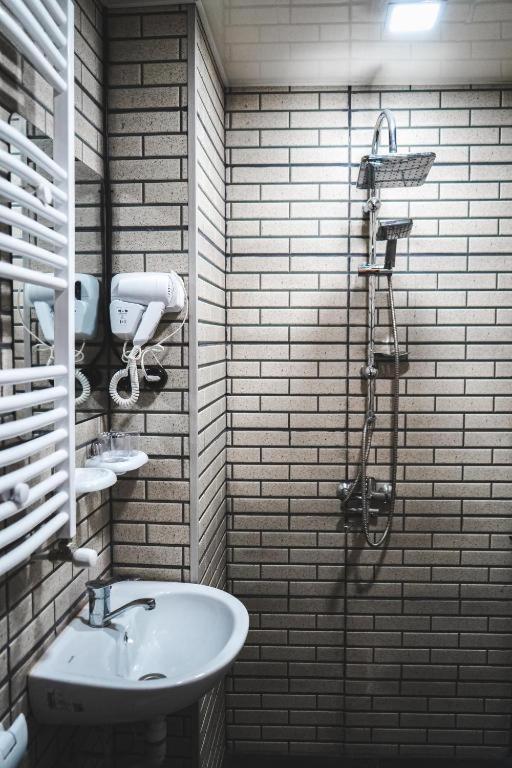 Quadruple Room with Private Bathroom photo 2