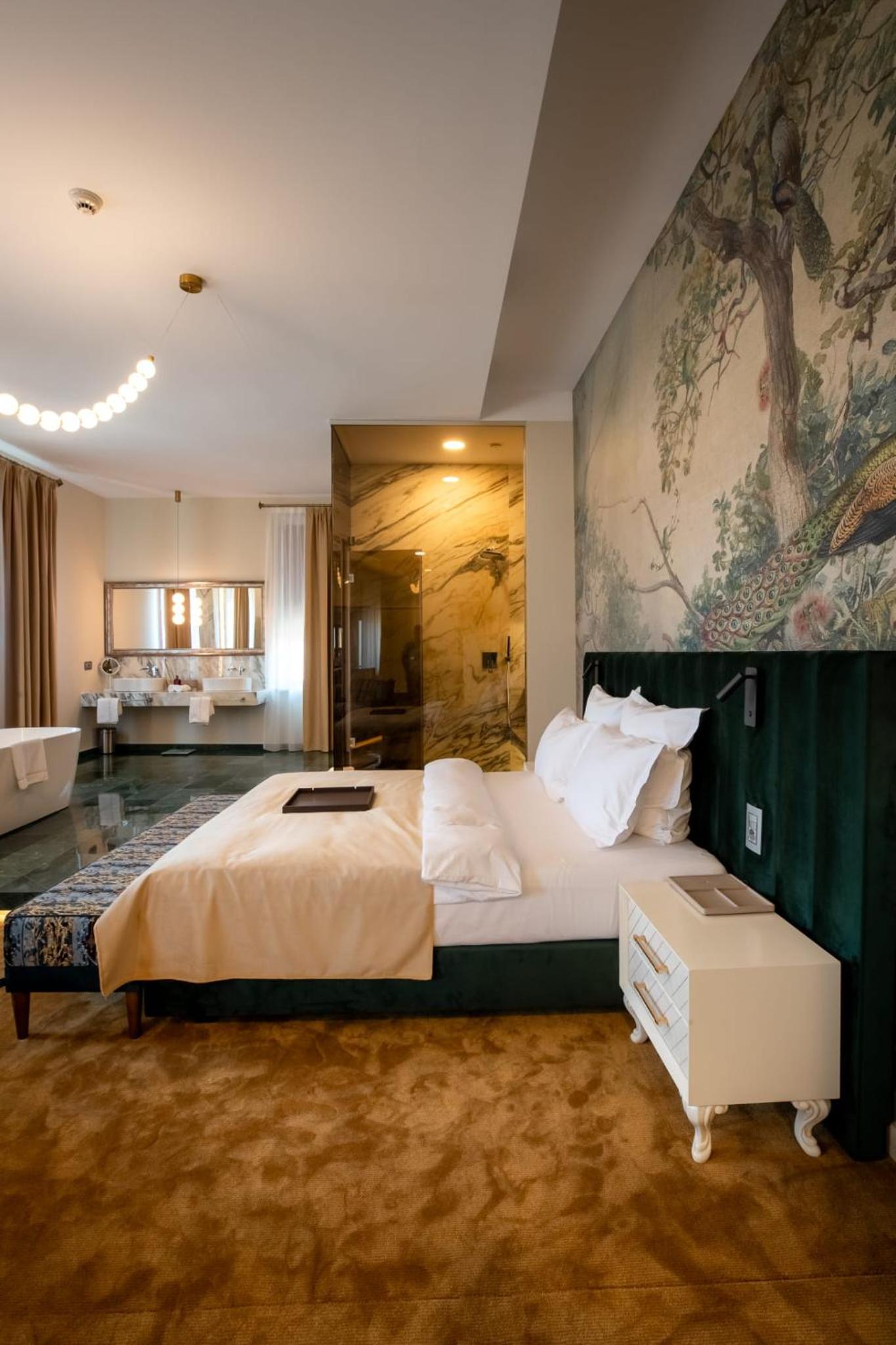 Celeste Suite – Superior King Suite with Martinuzzi Castle View photo 3