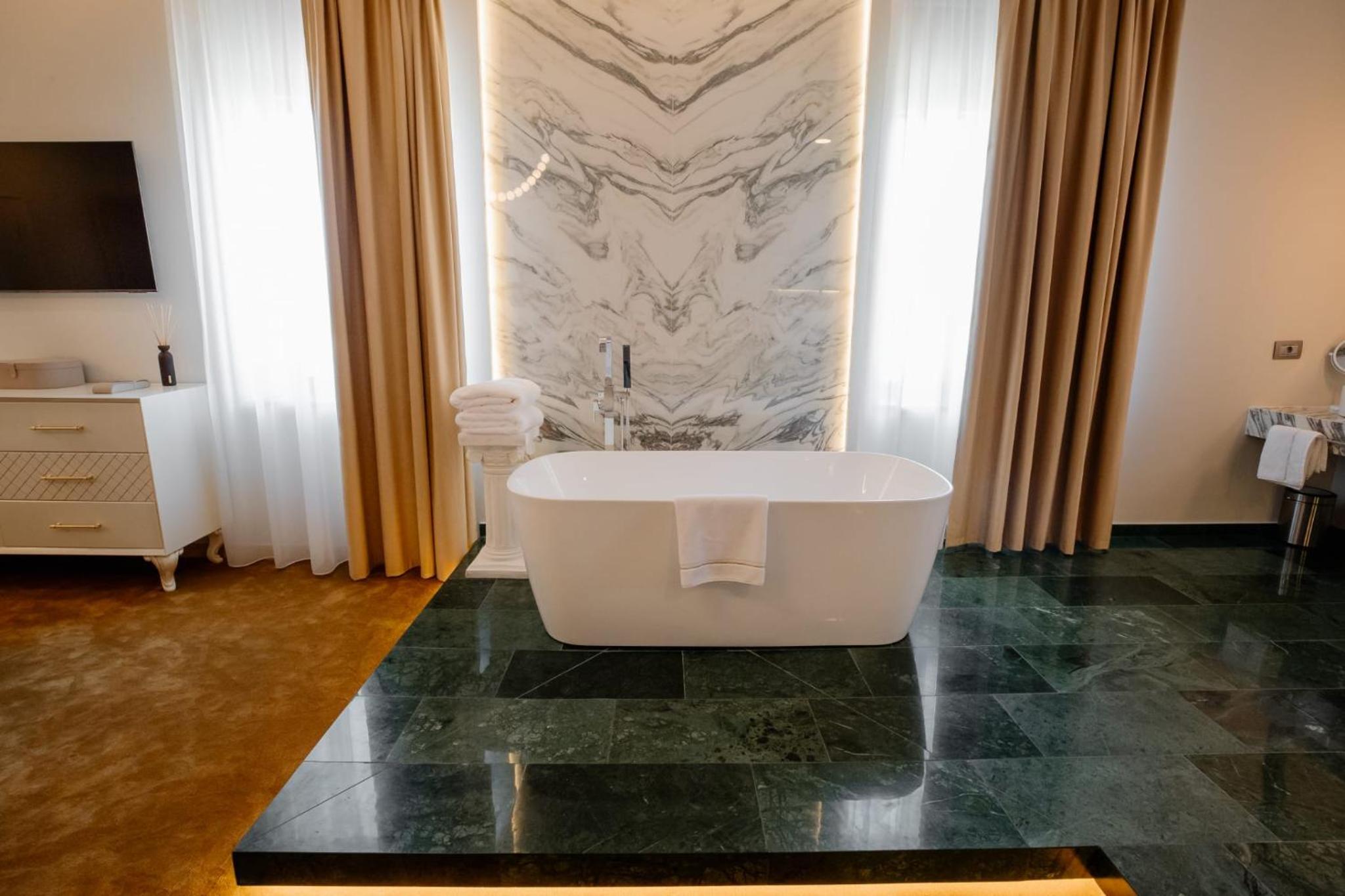 Celeste Suite – Superior King Suite with Martinuzzi Castle View photo 2
