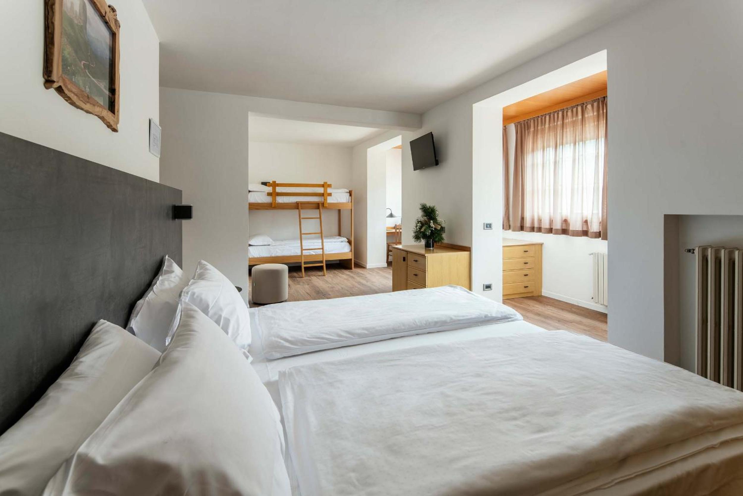 Family Room with One Queen and One Bunk Bed, Mountain View and Shower - Non-Smoking - Photo 3