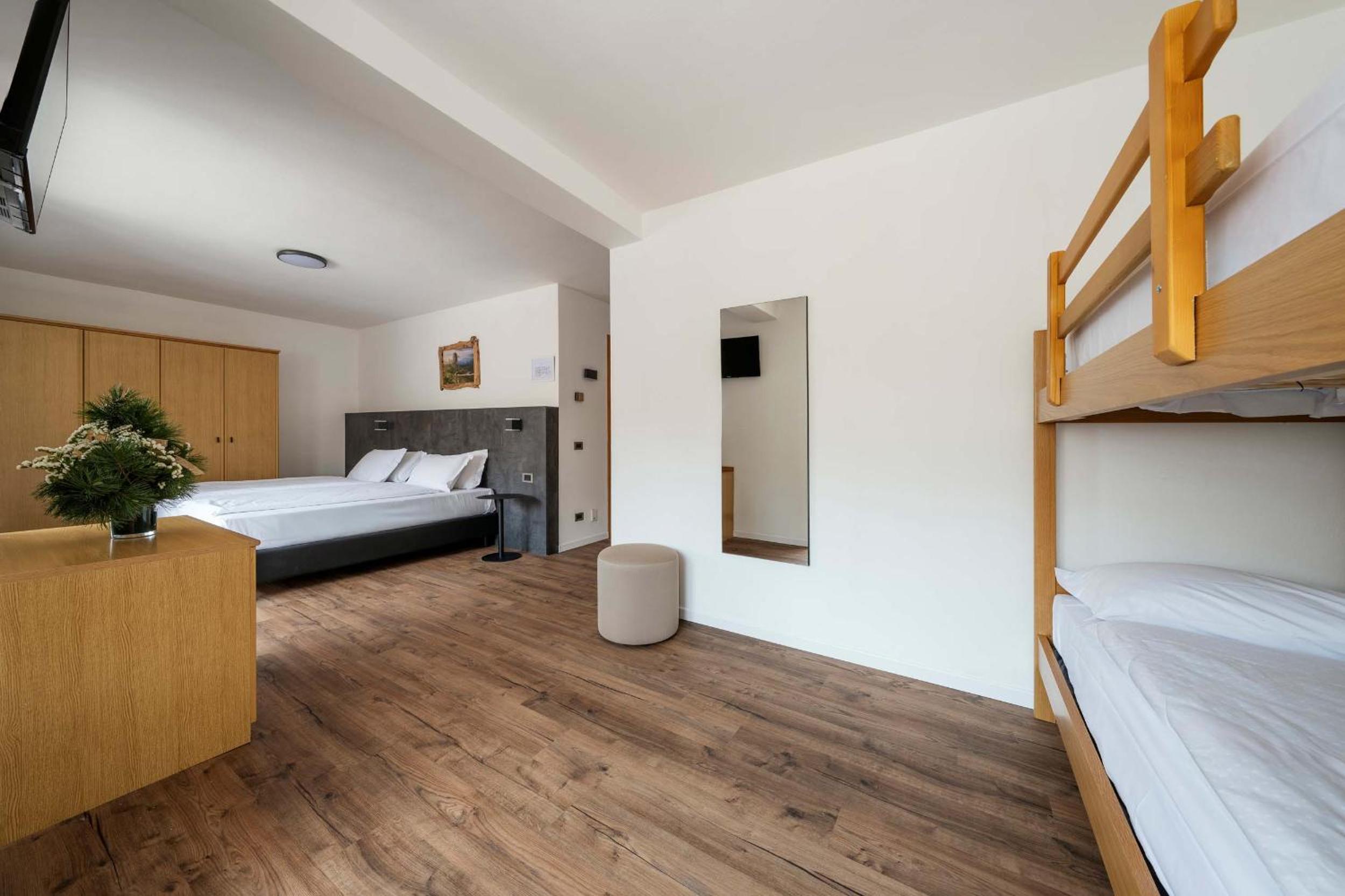 Family Room with One Queen and One Bunk Bed, Mountain View and Shower - Non-Smoking - Photo 1