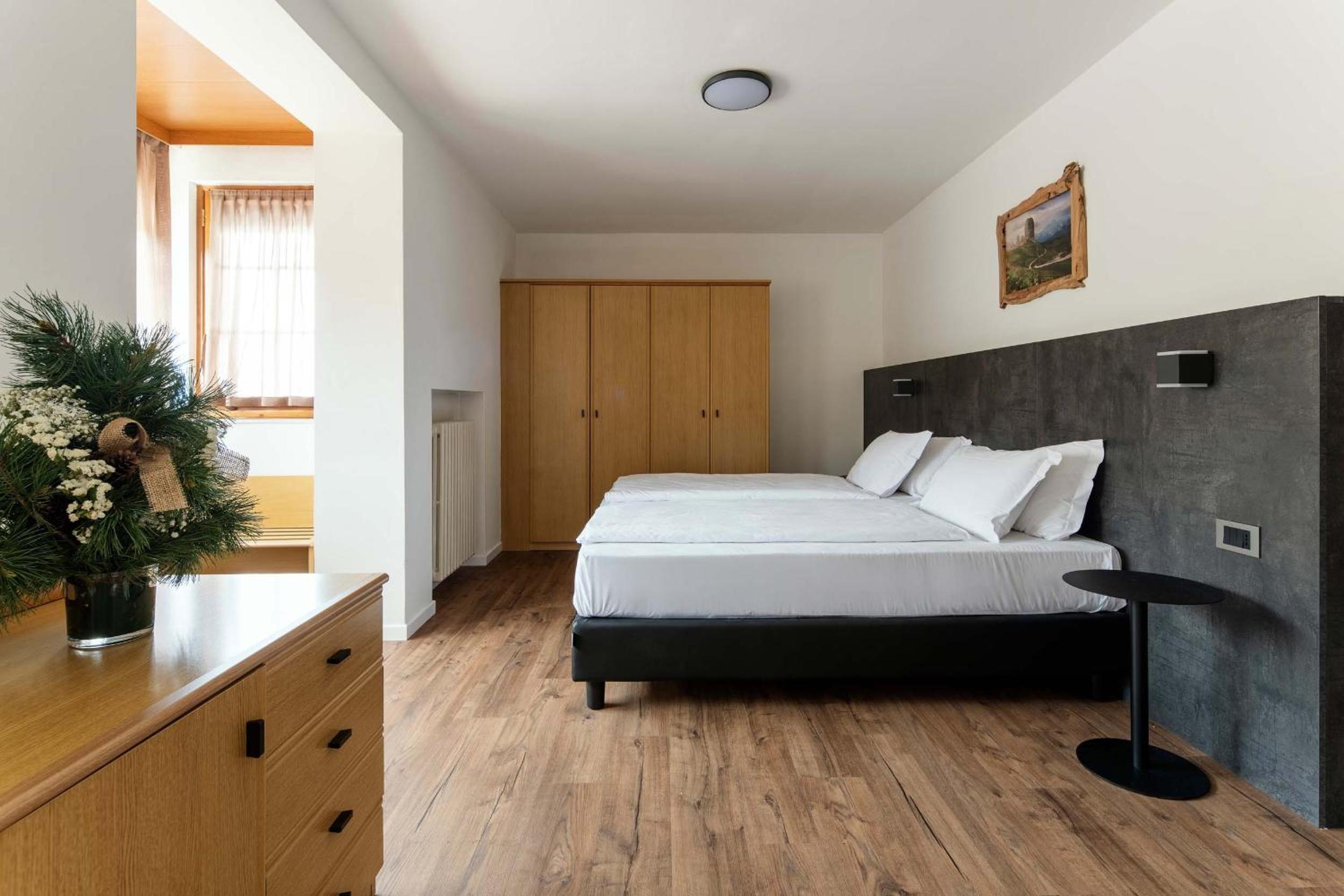 Deluxe Family Room with Two Queen and One Single Bed, Balcony, Mountain View and Convertible Twin Beds - Non-Smoking - Photo 5