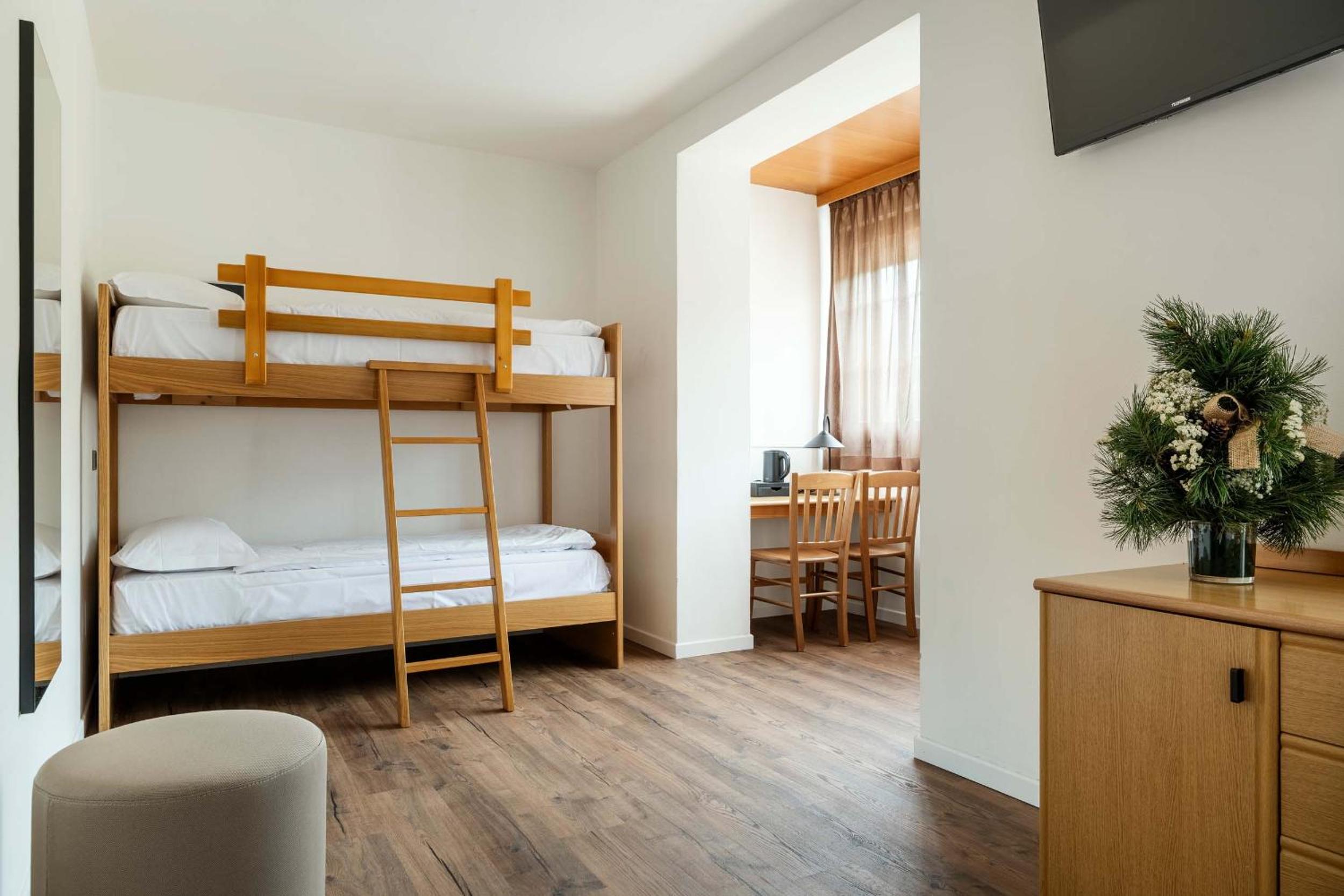 Family Room with One Queen and One Bunk Bed, Mountain View and Shower - Non-Smoking - Photo 2