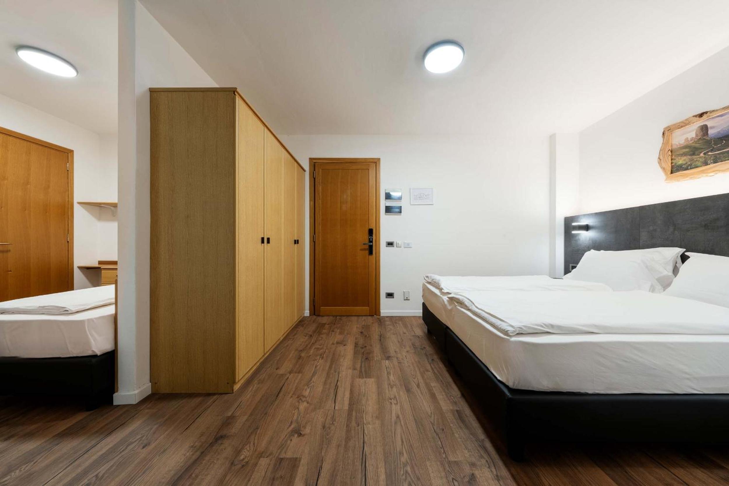 Two-Bedroom Family Room with One Queen and Two Single Beds, Mountain View and Shower - Non-Smoking