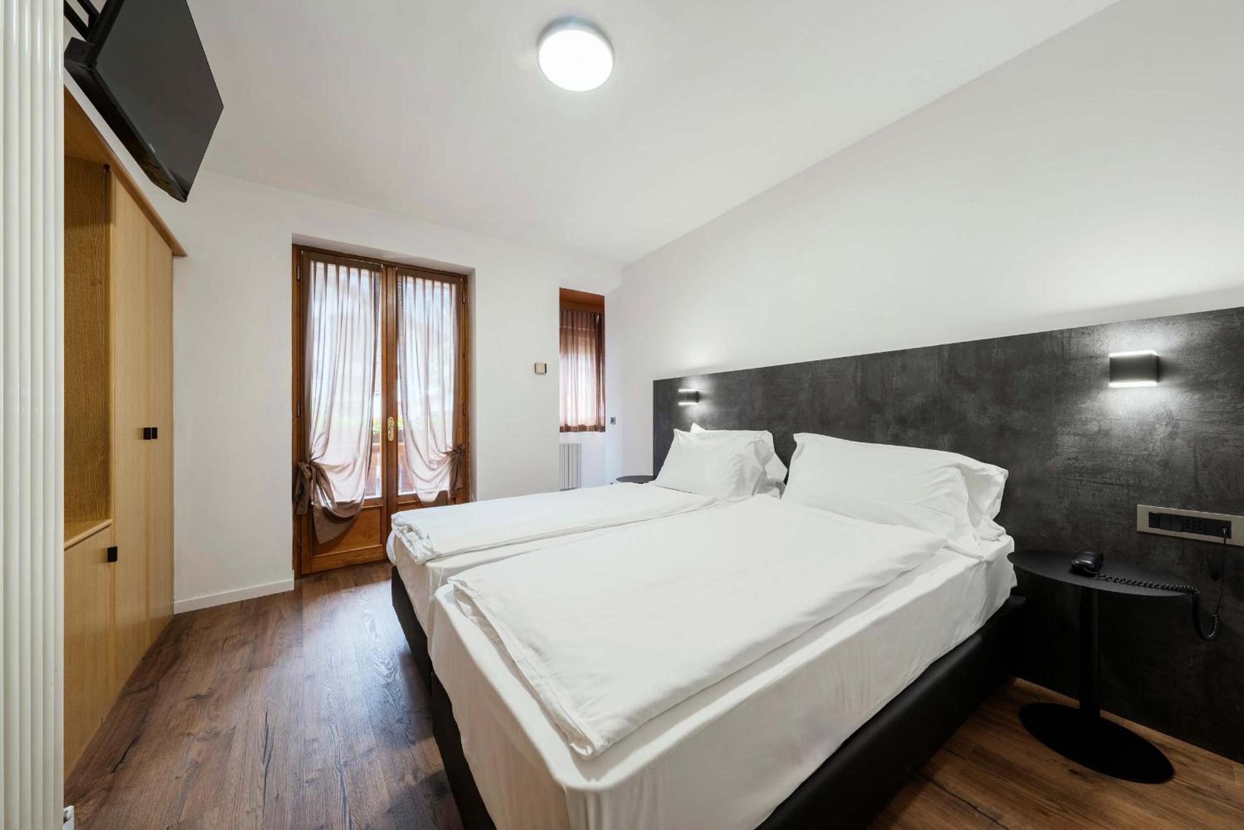 King Room with Balcony, Mountain View and Shower - Non-Smoking - Photo 9