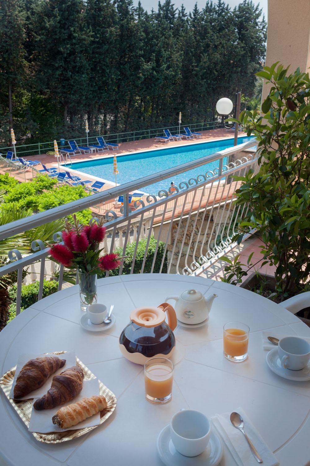 One-Bedroom Apartment with Pool View photo 1