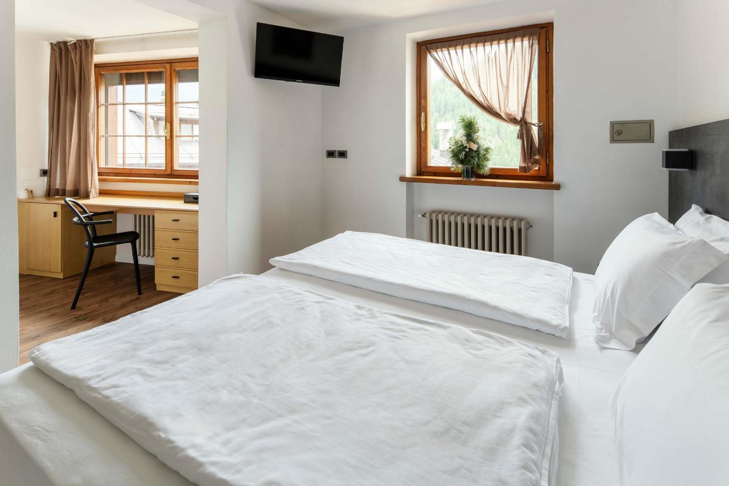 Room with One King and One Single Bed, Mountain View and Shower - Non-Smoking - Photo 10