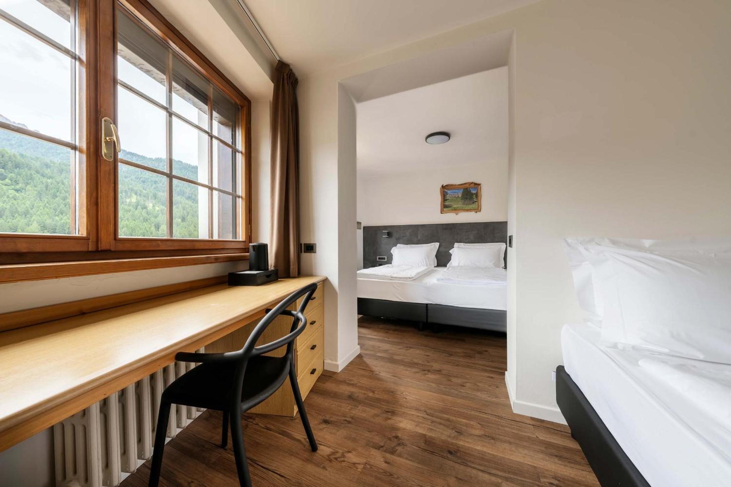 Room with One King and One Single Bed, Mountain View and Shower - Non-Smoking - Photo 9