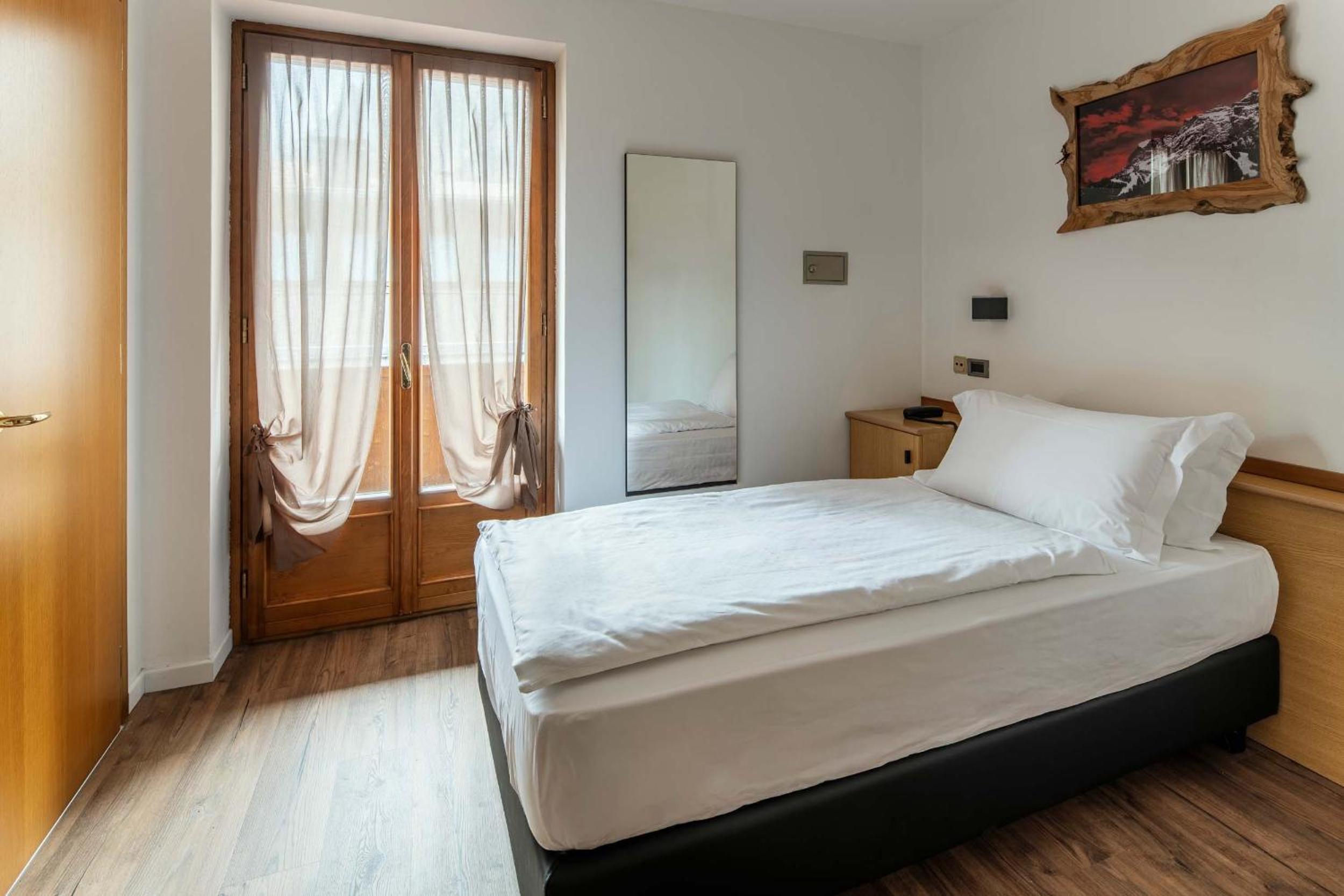 Single Room with Mountain View and Shower - Non-Smoking