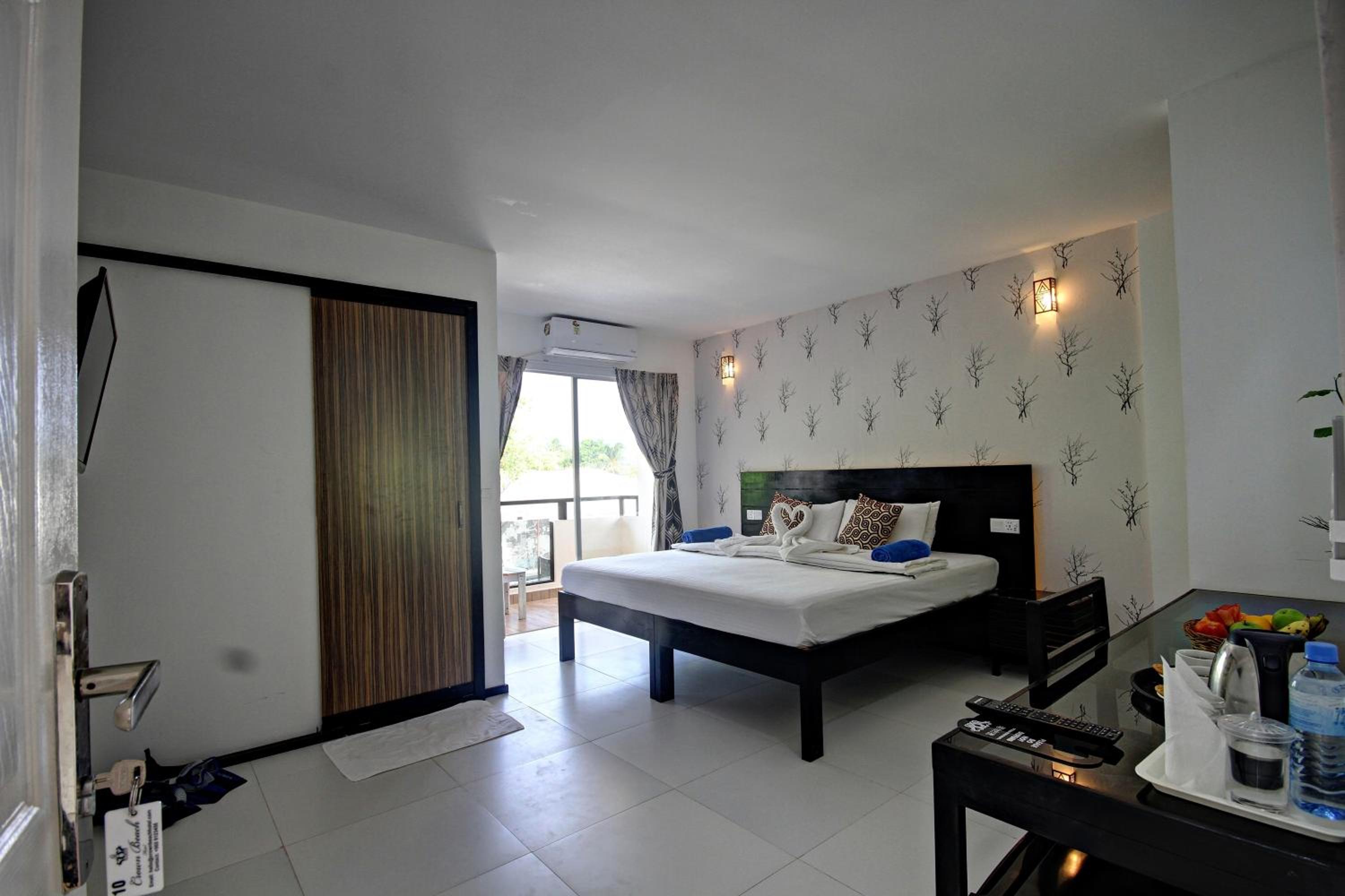 Deluxe Double Room with Balcony photo 3