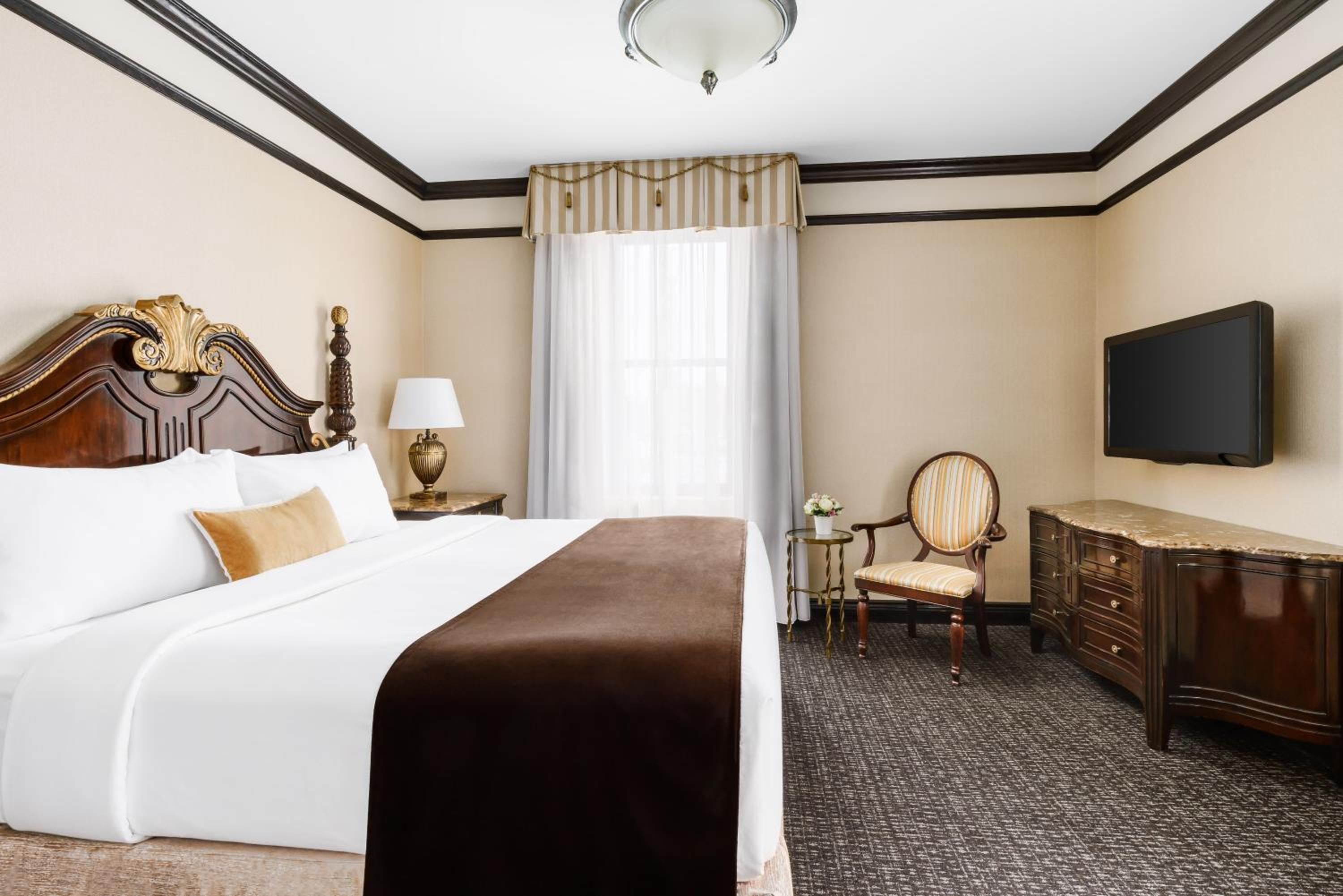 Deluxe King Suite photo 1
