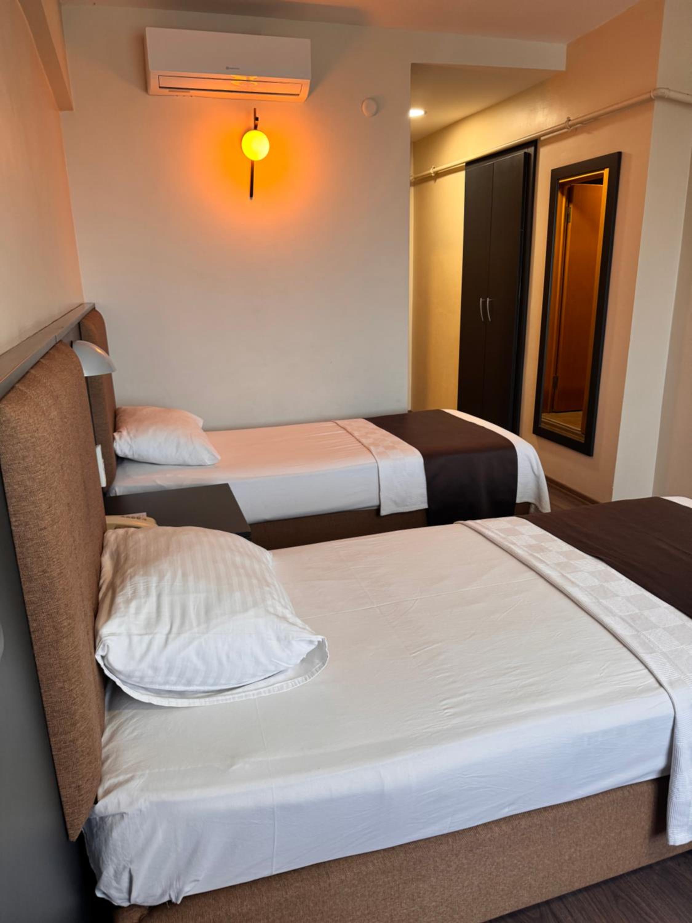 Standard Twin Room with Sea View - Photo 4