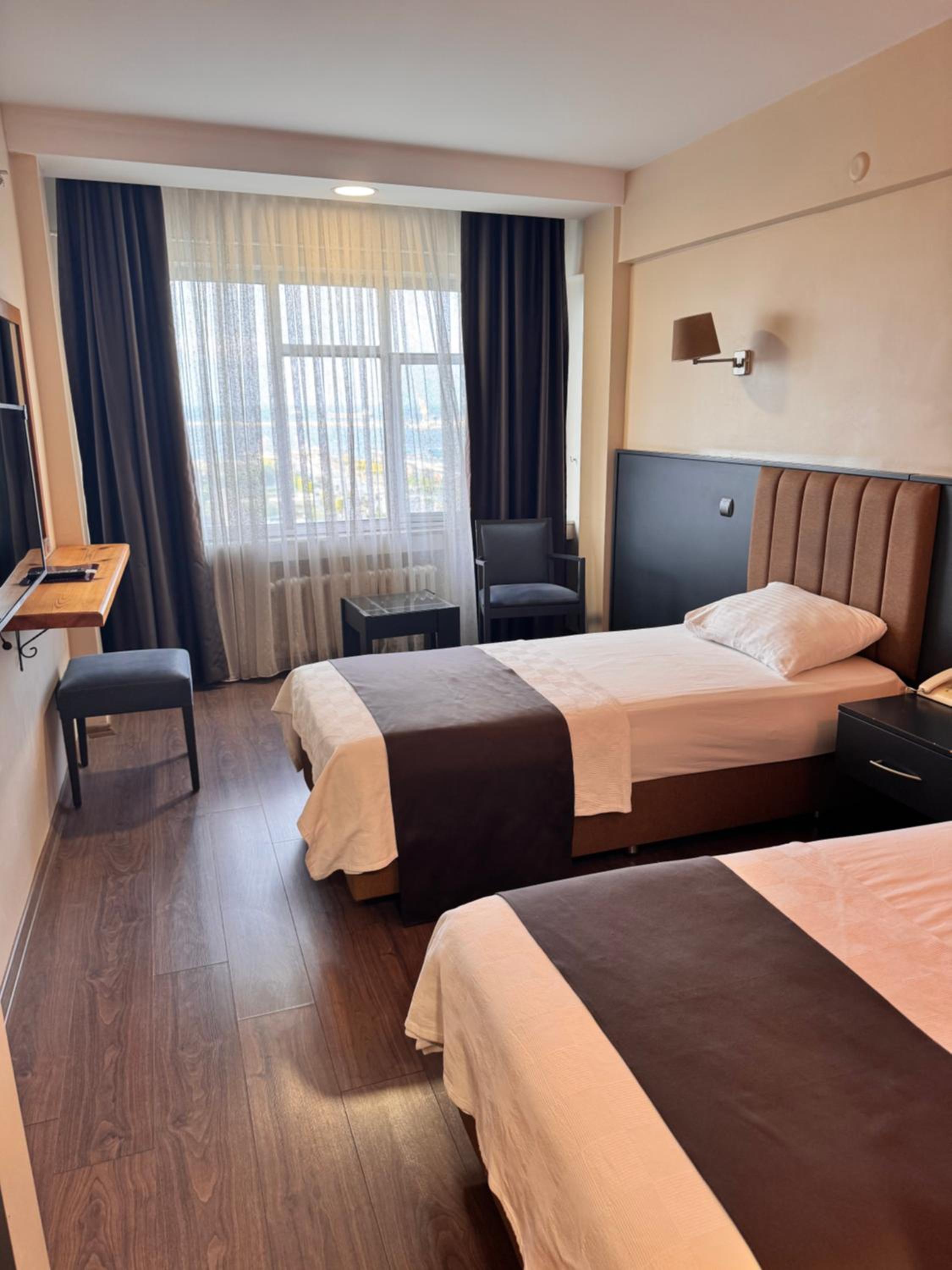 Standard Twin Room with Sea View - Photo 3