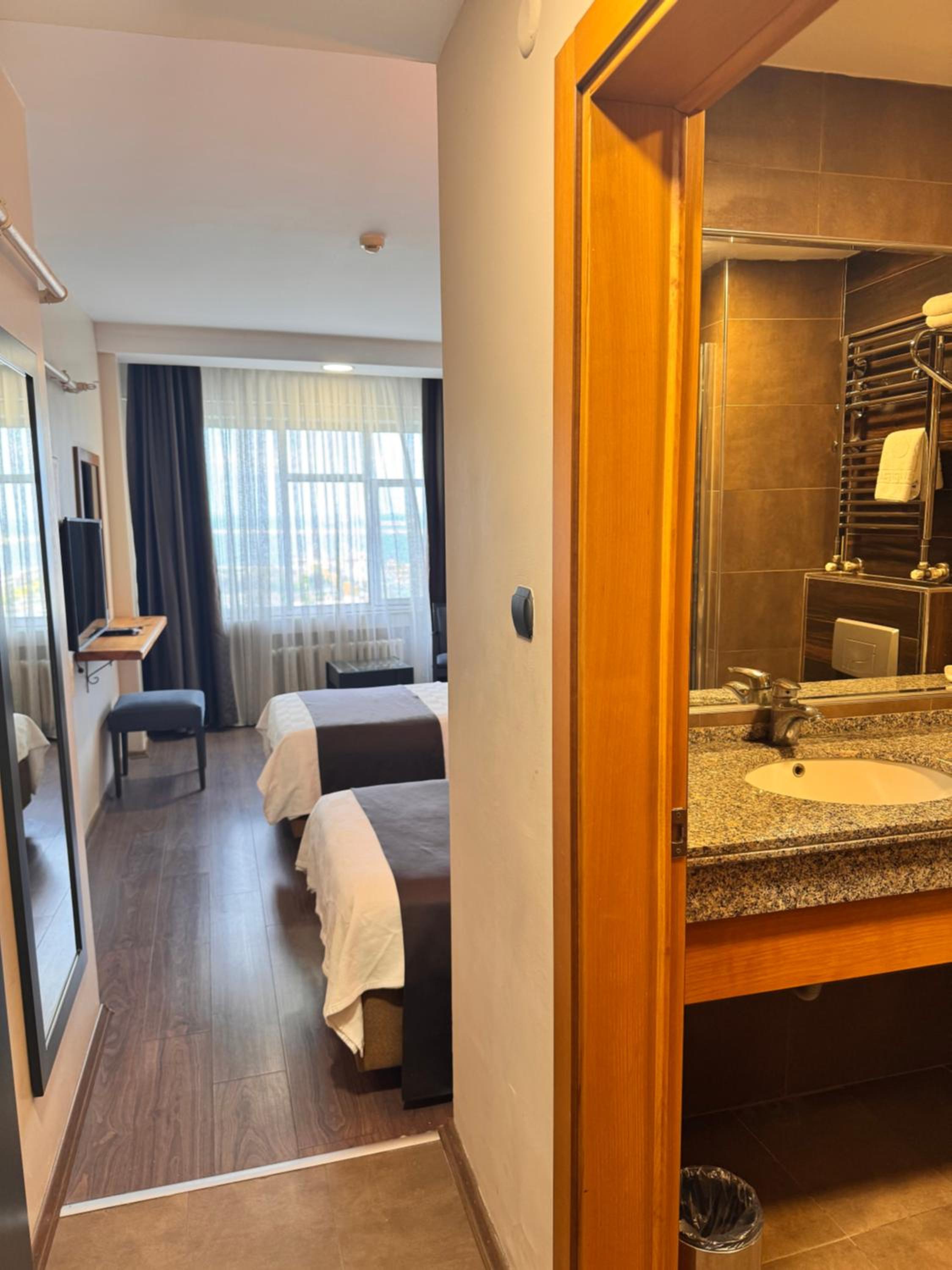 Standard Twin Room with Sea View - Photo 2