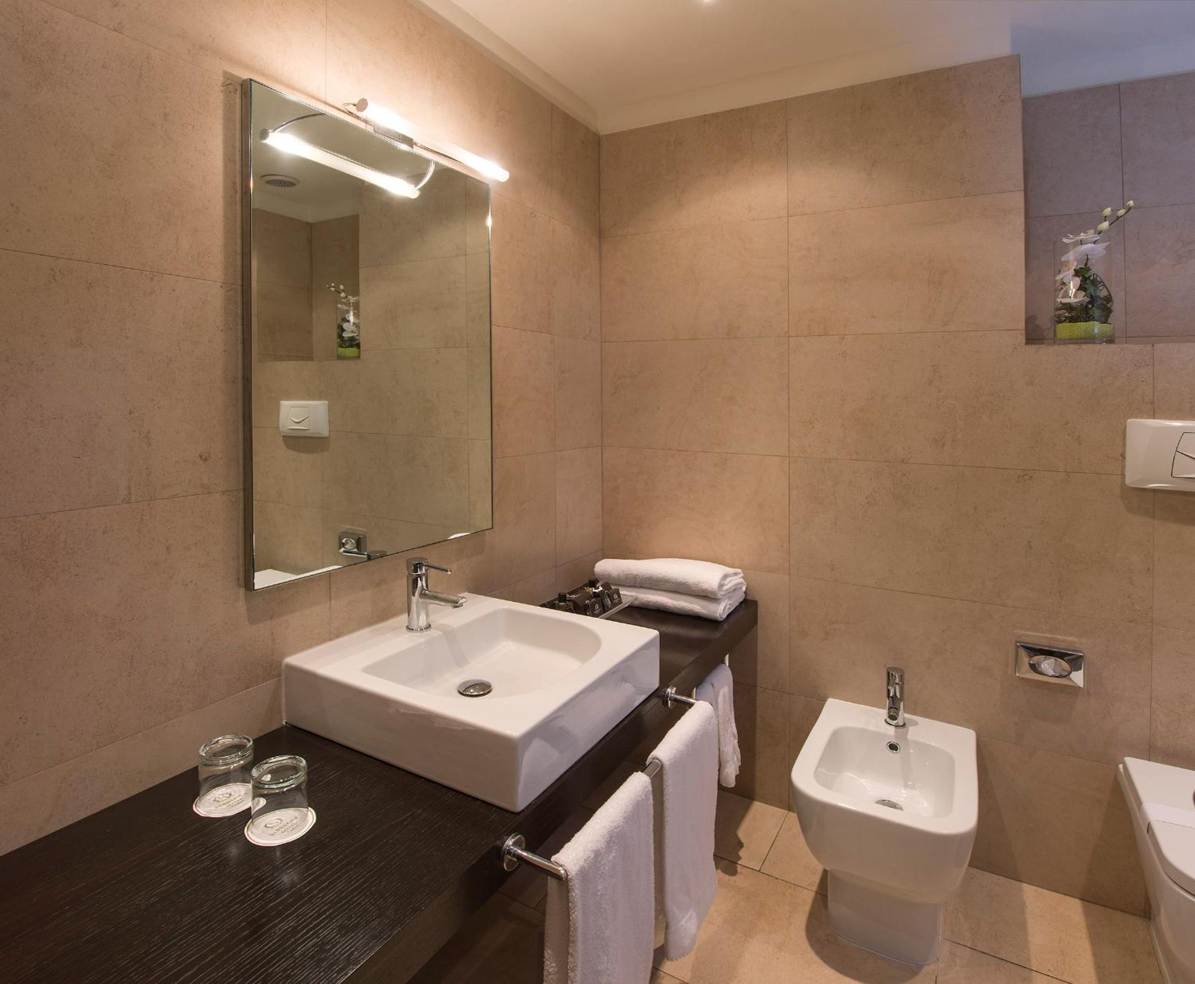 Superior Double Room - Top Floor - Photo 17