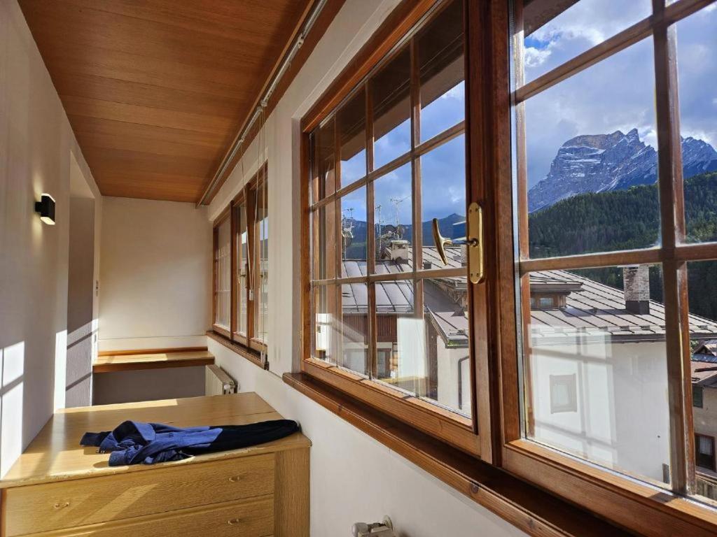 Deluxe Family Room with Two Queen and One Single Bed, Balcony, Mountain View and Convertible Twin Beds - Non-Smoking - Photo 7