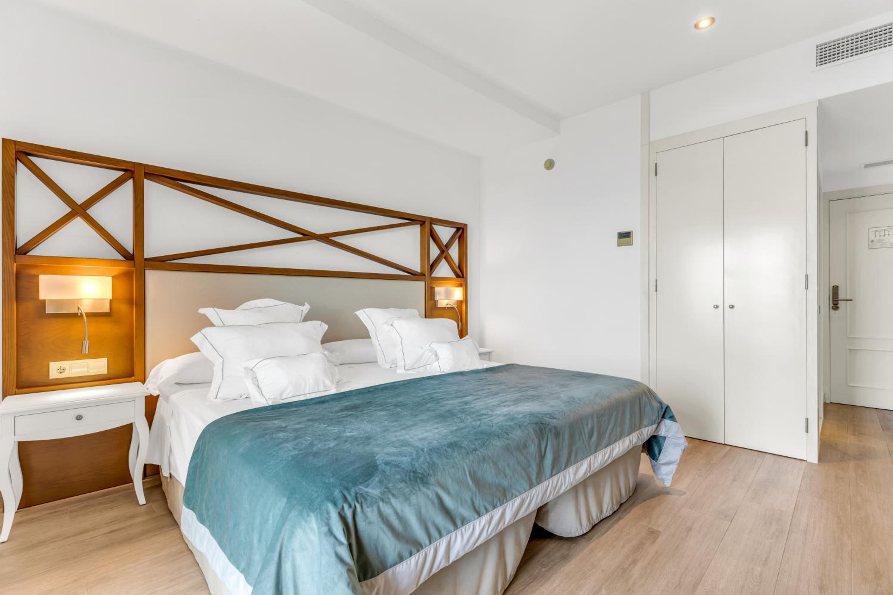 Superior Double or Twin Room with Sea View - Photo 3