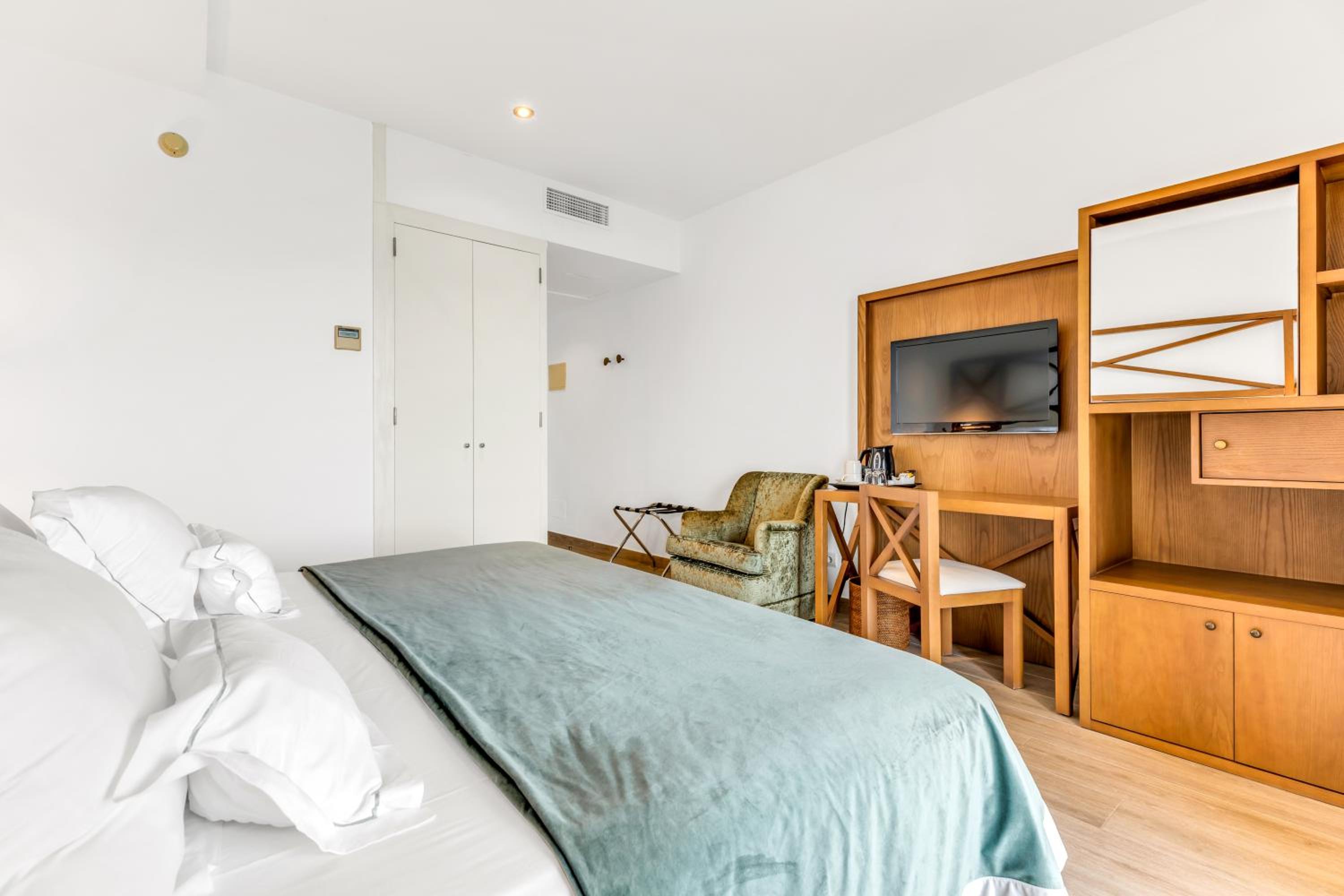 Superior Double or Twin Room with Sea View - Photo 4
