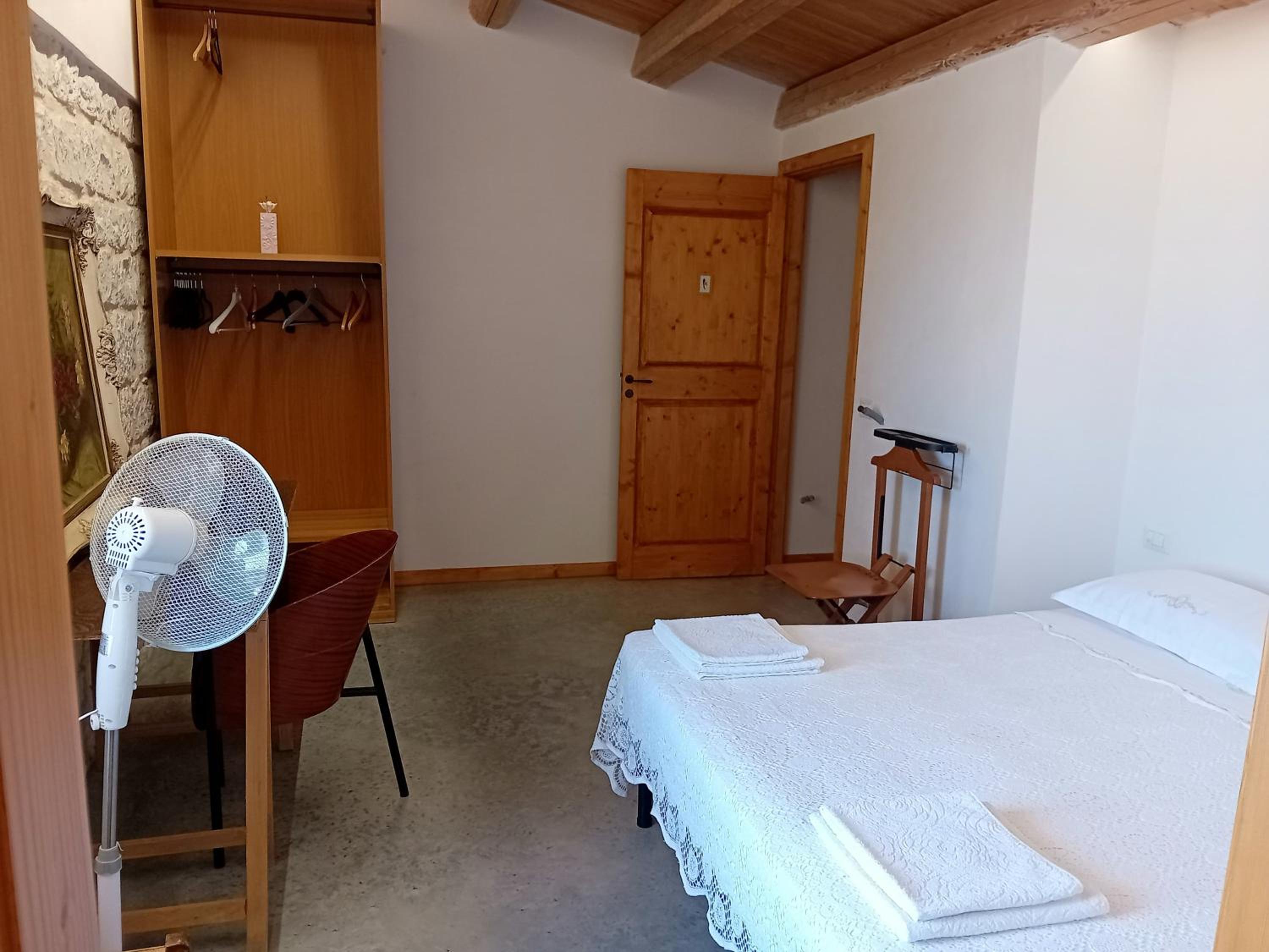 Double Room with Private Bathroom - Photo 2