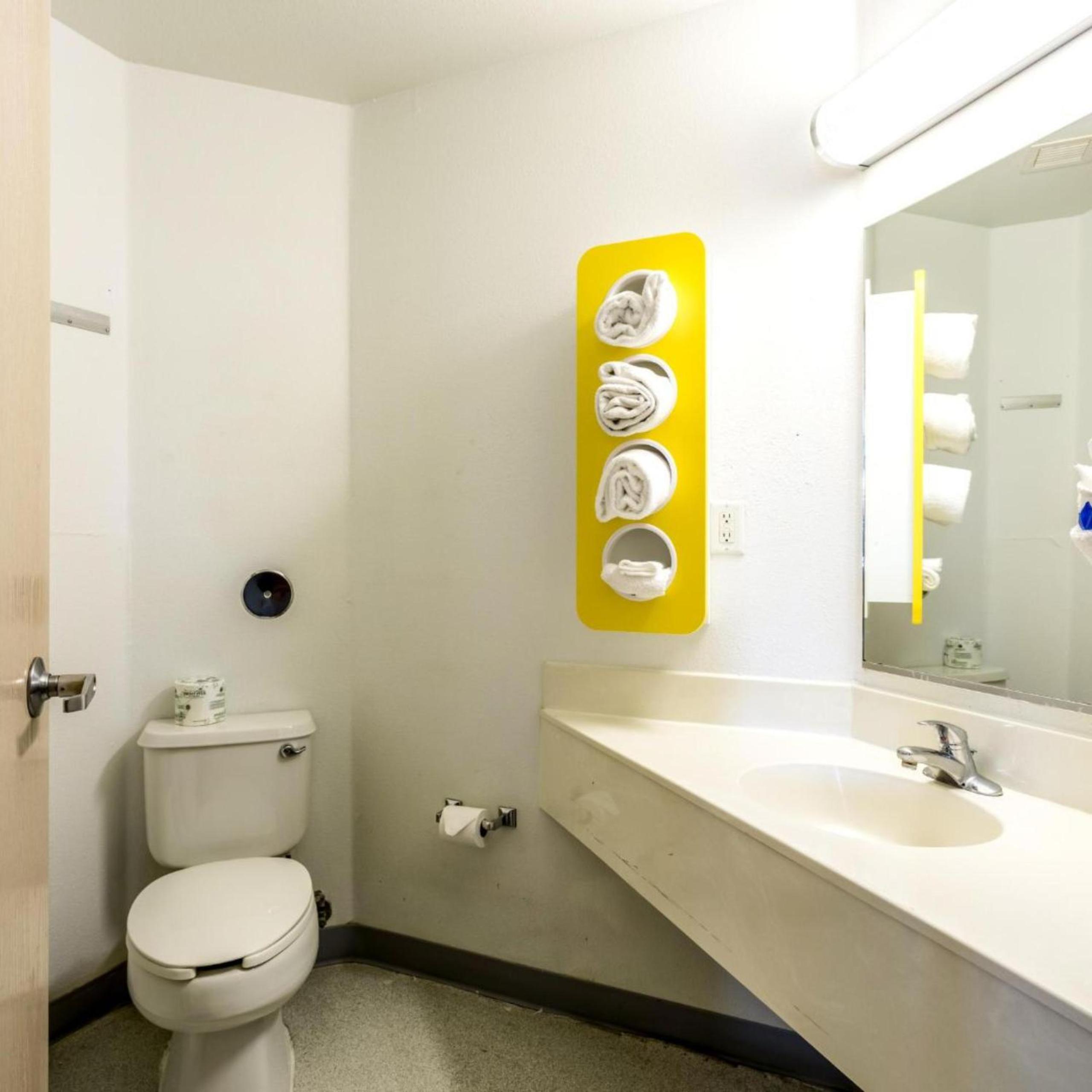 Queen Room - Disability Access - Smoking - Photo 4