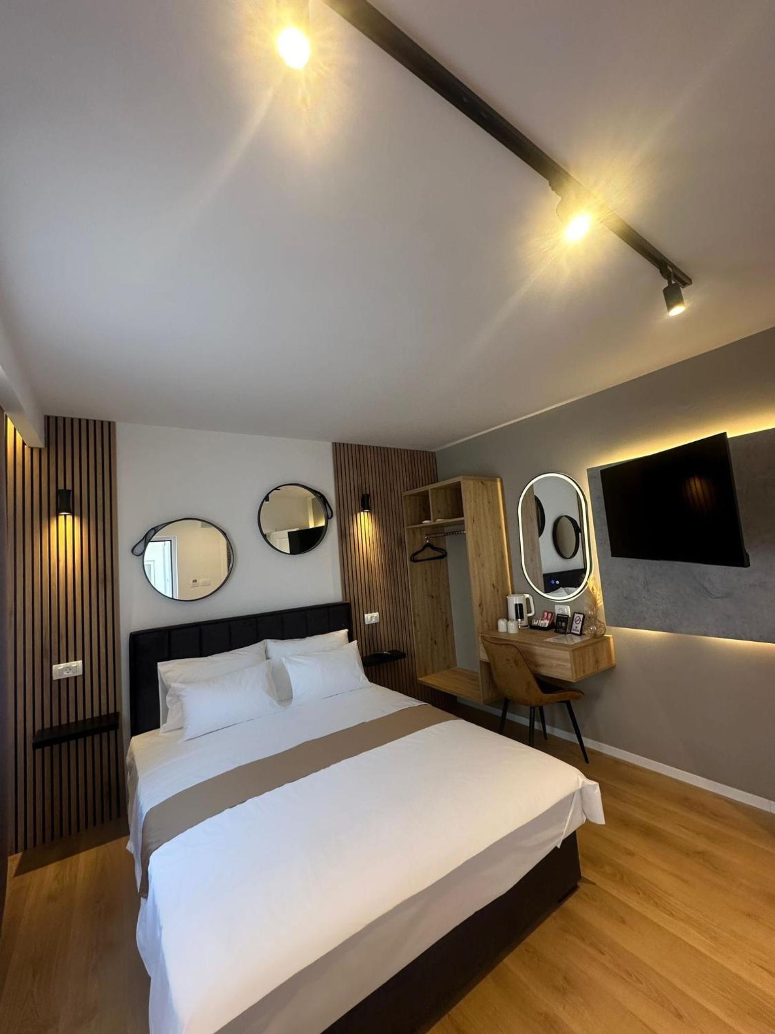 Standard Queen Room