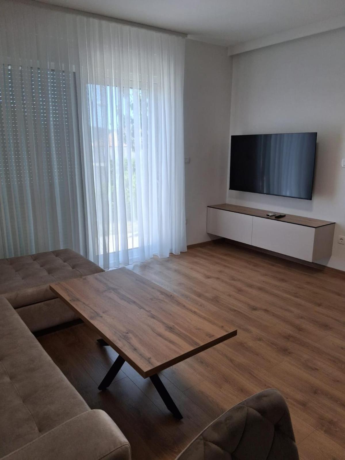 Deluxe One-Bedroom Apartment photo 3