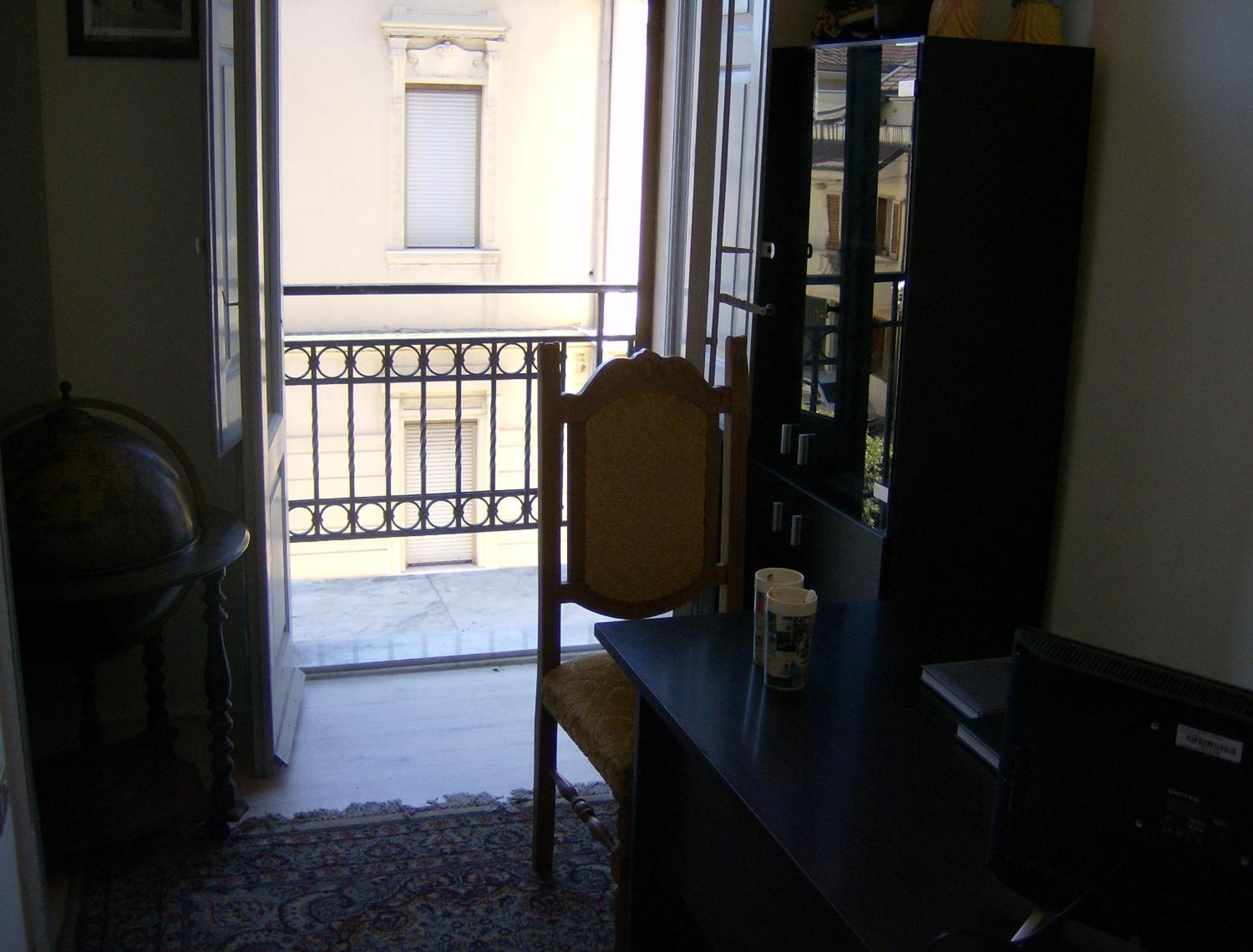 Three-Bedroom Apartment with Private Bathroom  - Photo 2