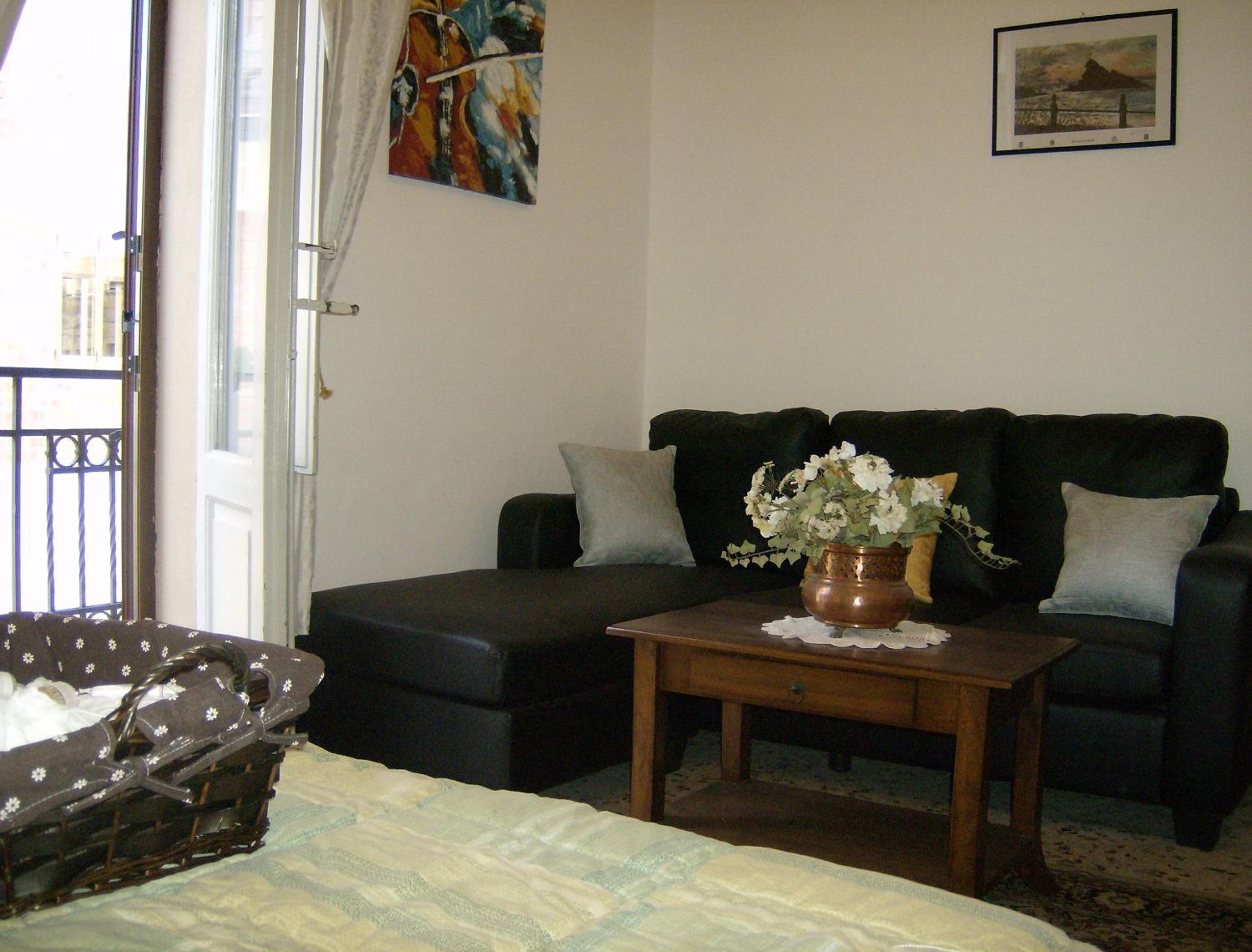 Three-Bedroom Apartment with Private Bathroom  - Photo 3