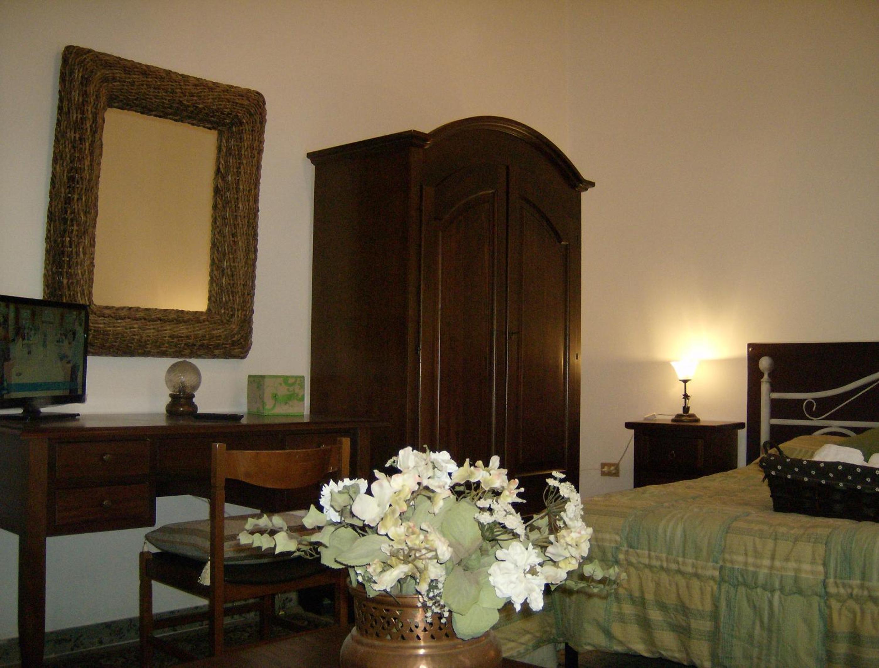Three-Bedroom Apartment with Private Bathroom  - Photo 4