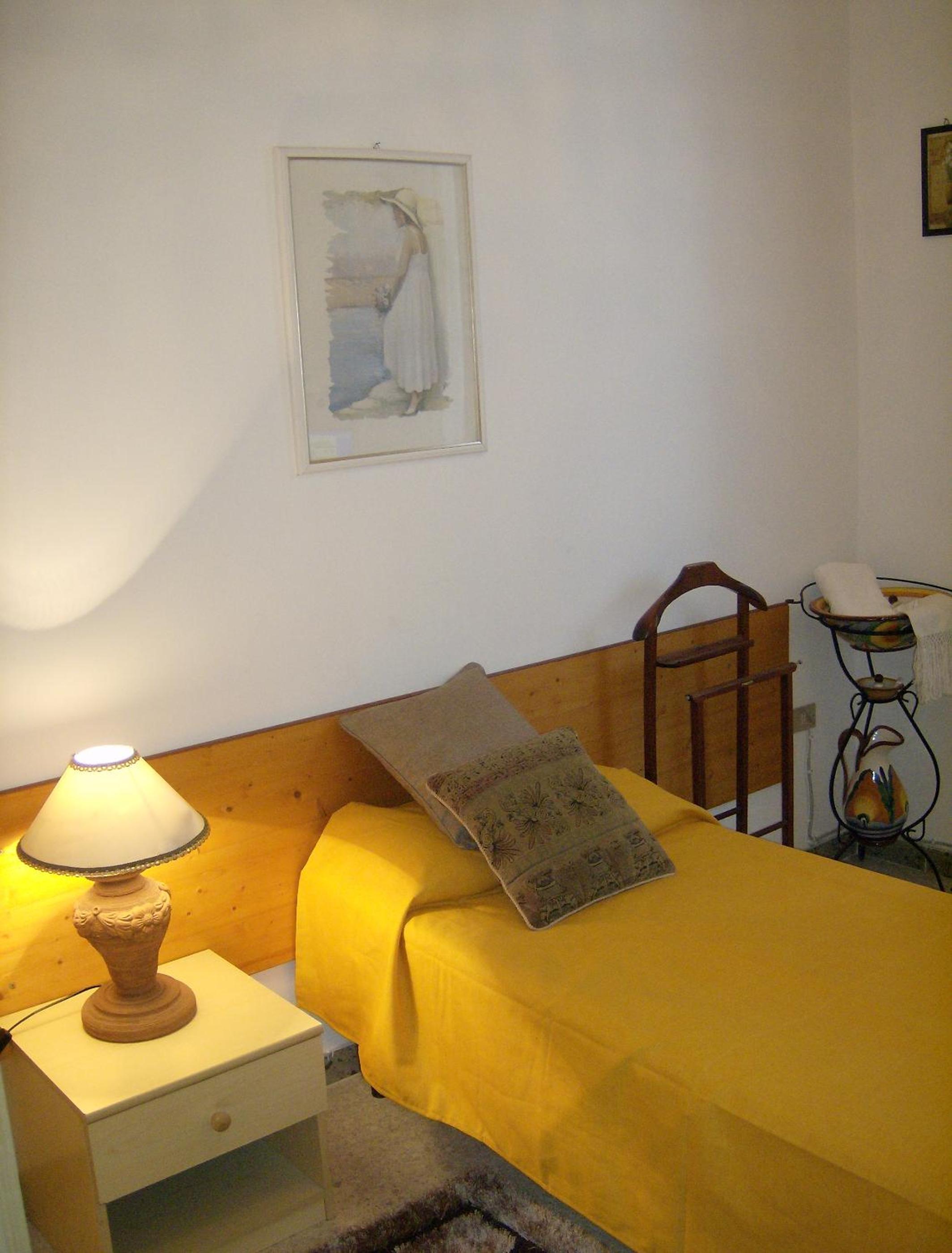 Three-Bedroom Apartment with Private Bathroom  - Photo 5