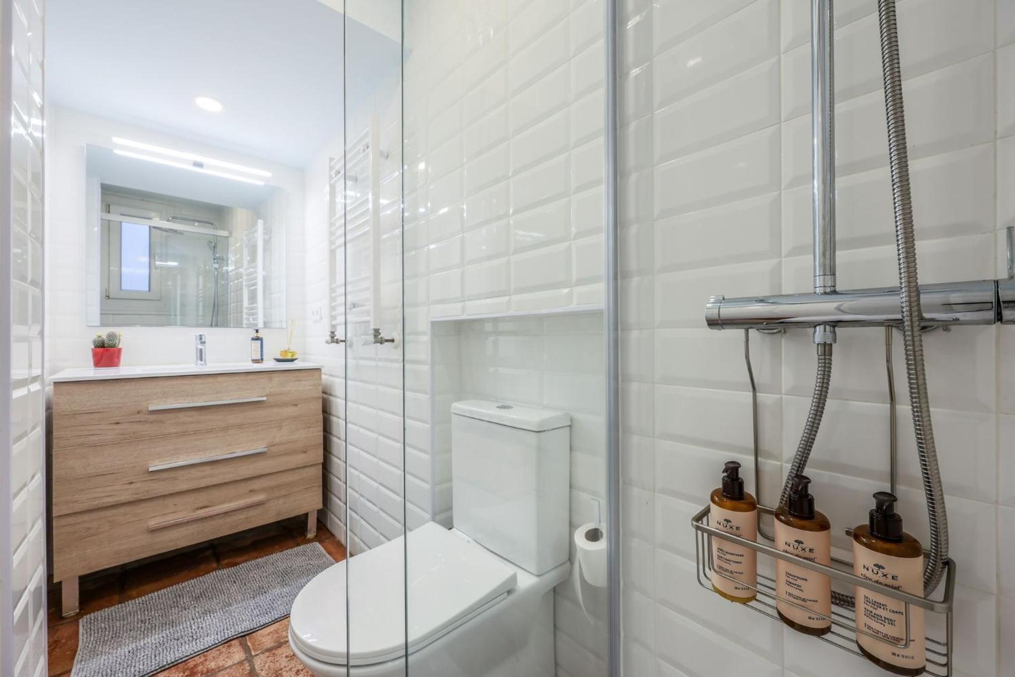 Family Room with Shared Bathroom photo 3