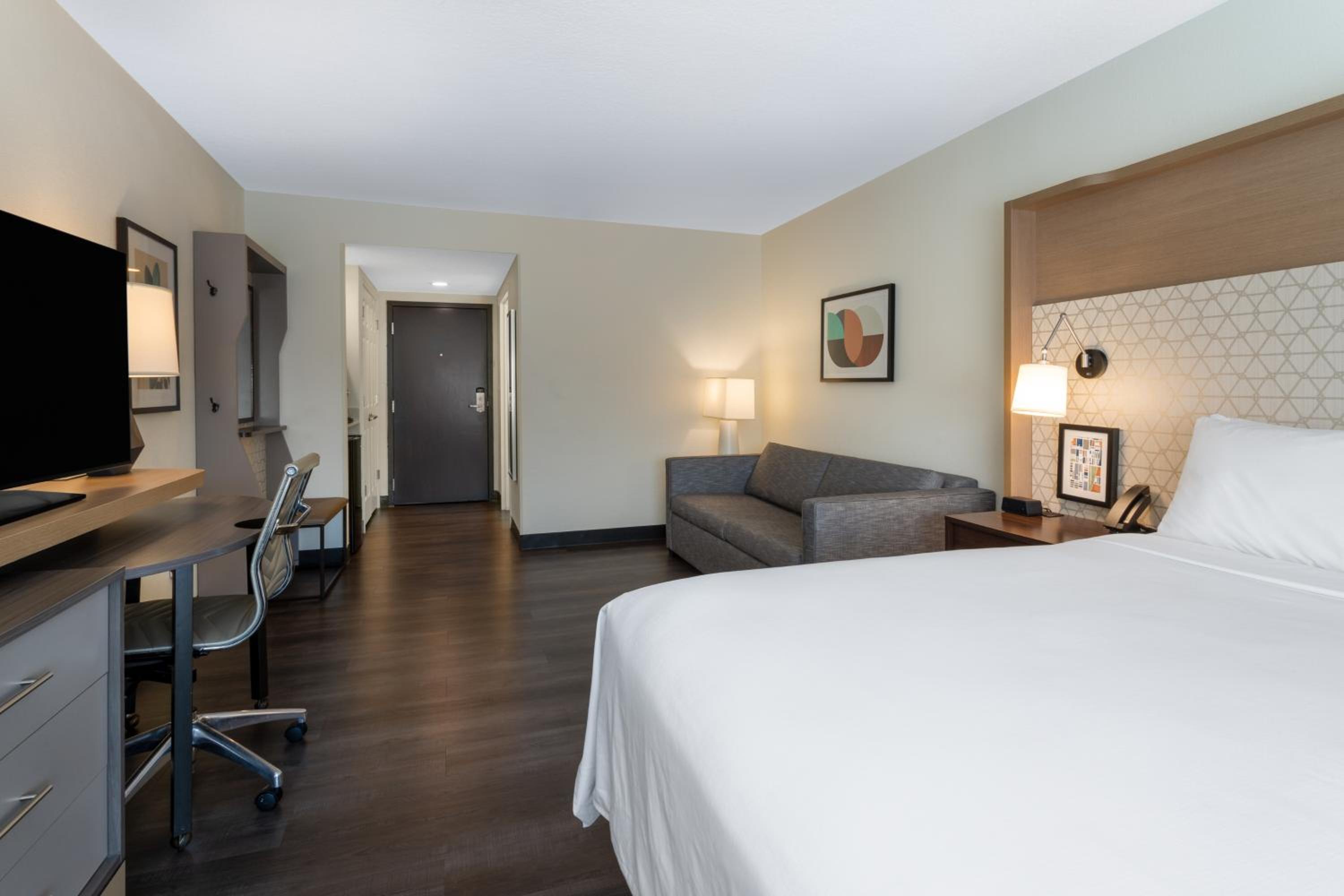 King Room - Communication/Mobility Accessible with Walk-In Shower - Photo 5