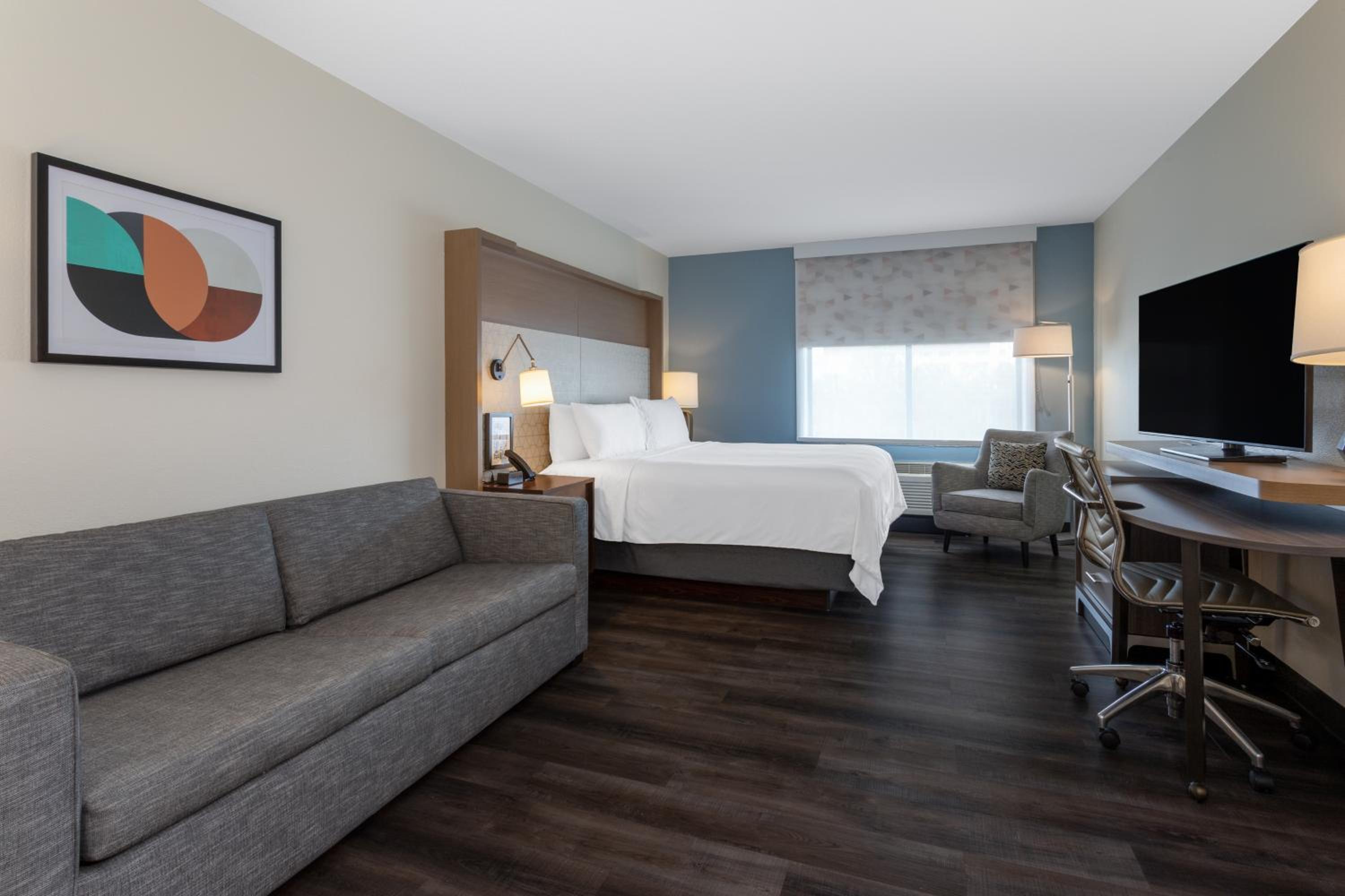King Room - Communication/Mobility Accessible with Walk-In Shower - Photo 4