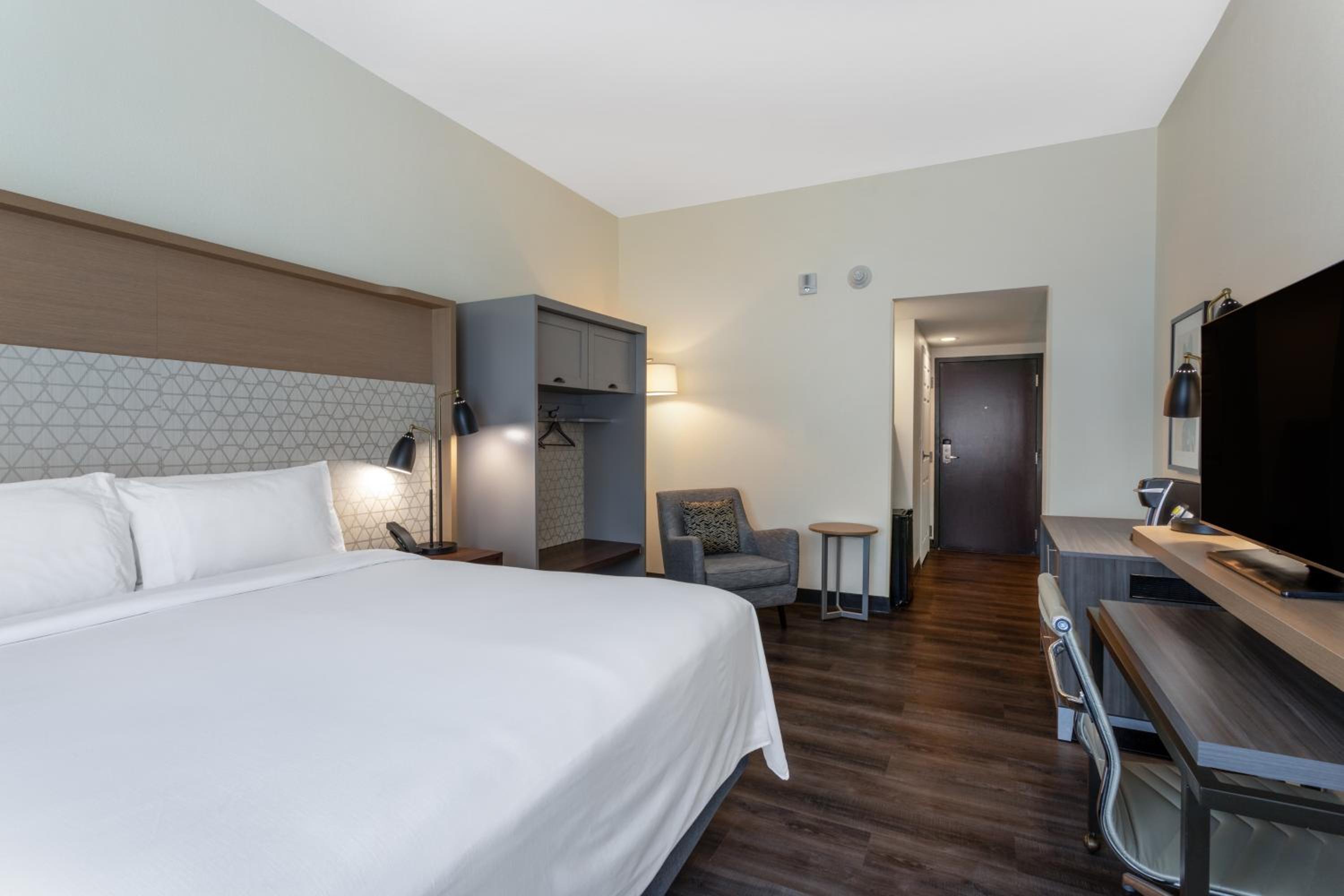 King Room - Communication/Mobility Accessible with Walk-In Shower - Photo 2