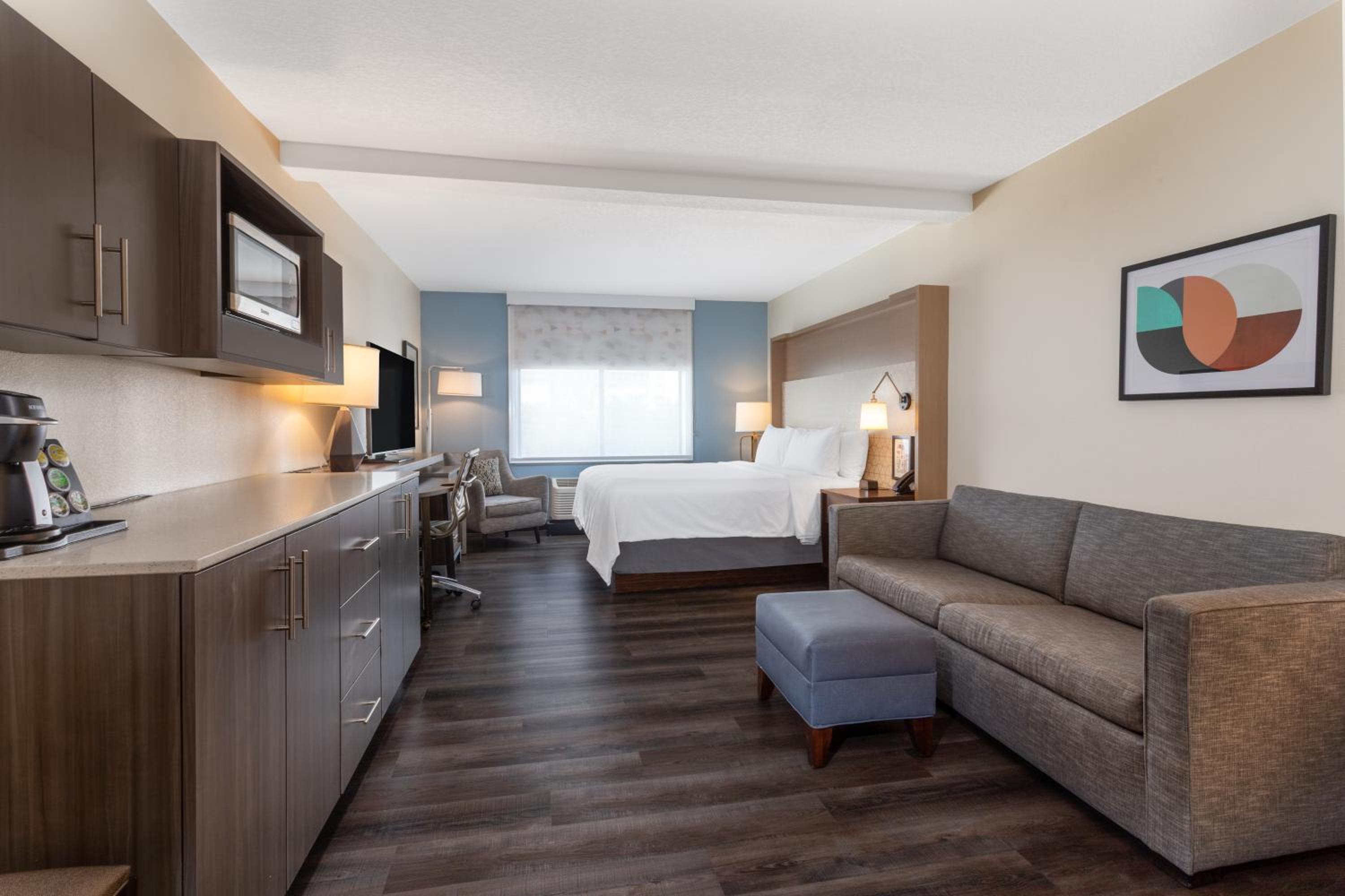 Premium King Room with Sofa Bed - Photo 4