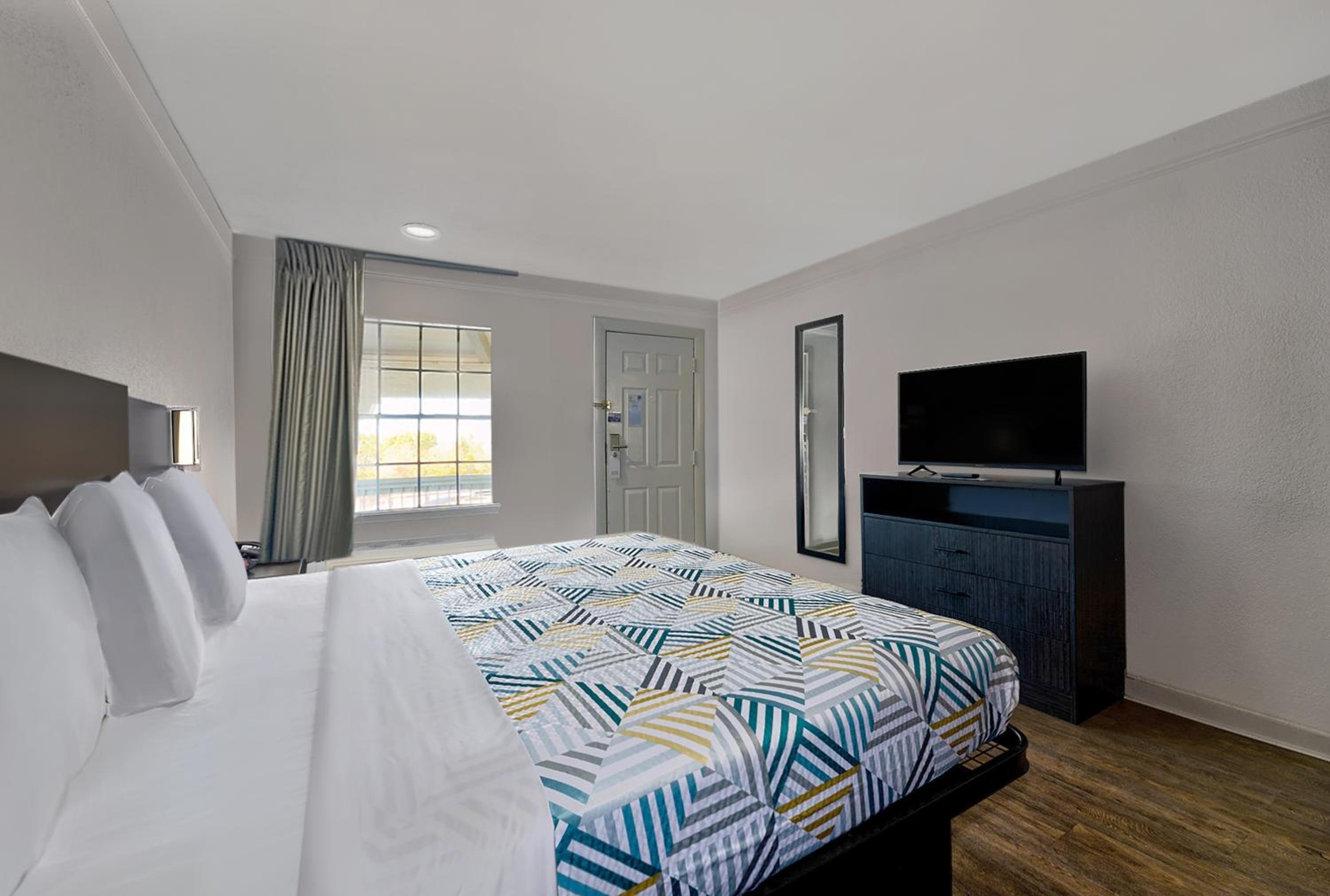 Standard King Room - Non-Smoking  - Photo 1