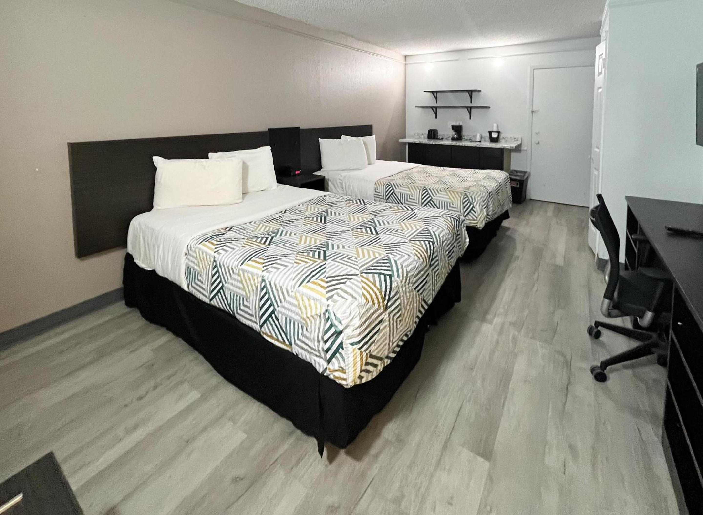 Queen Room with Two Queen Beds - Non-Smoking - Photo 2