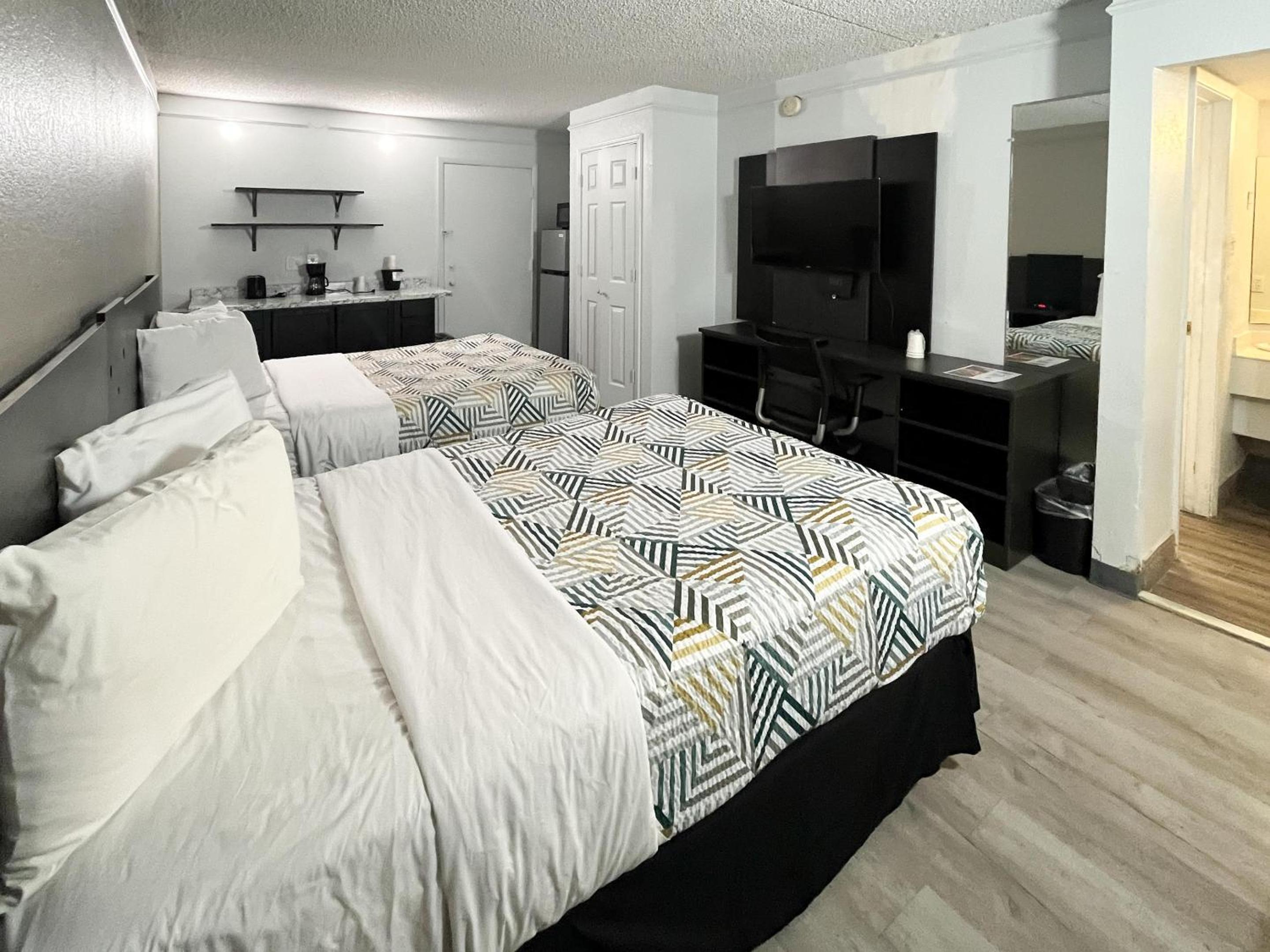 Queen Room with Two Queen Beds - Non-Smoking - Photo 3