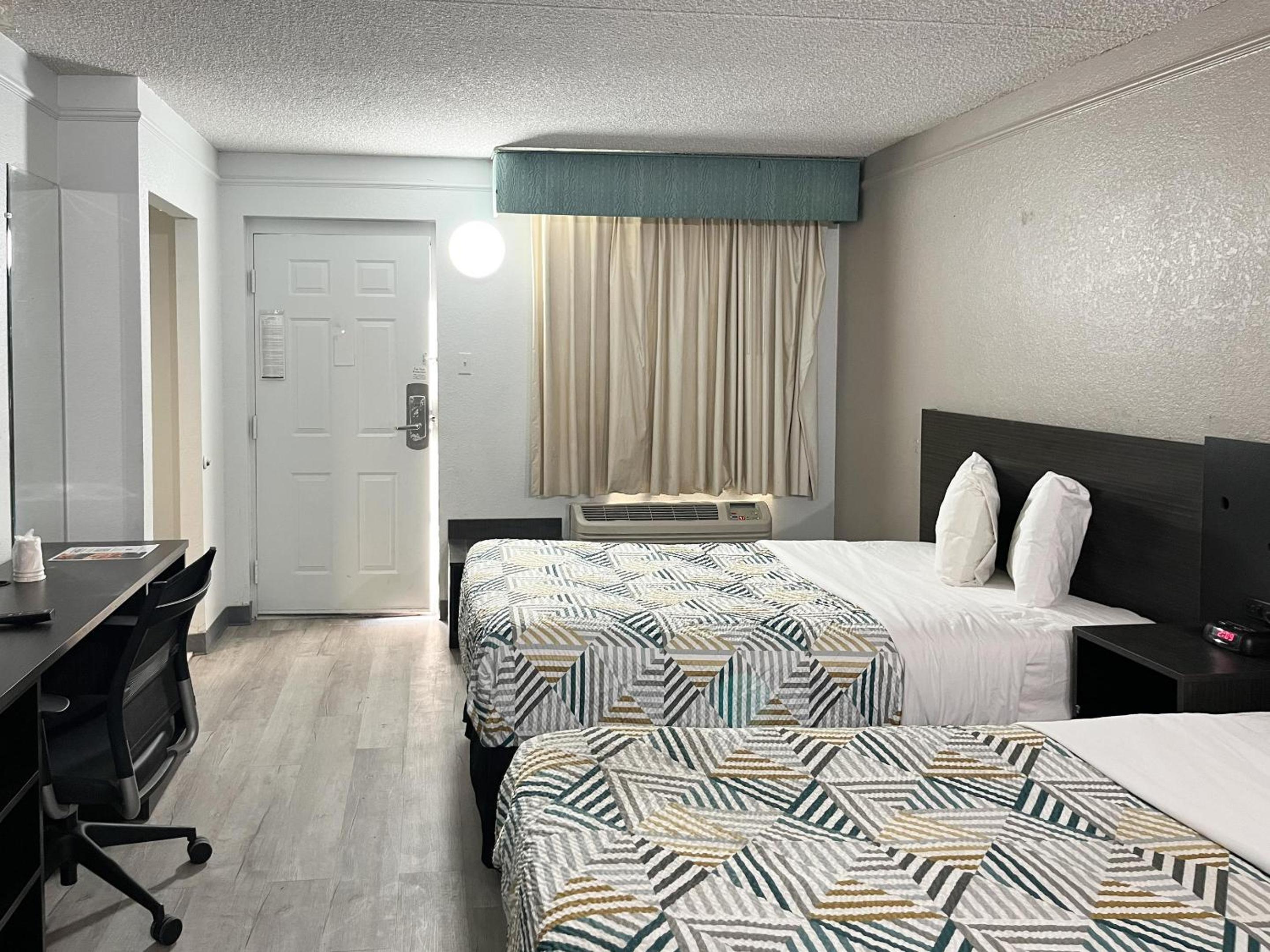 Queen Room with Two Queen Beds - Non-Smoking - Photo 5
