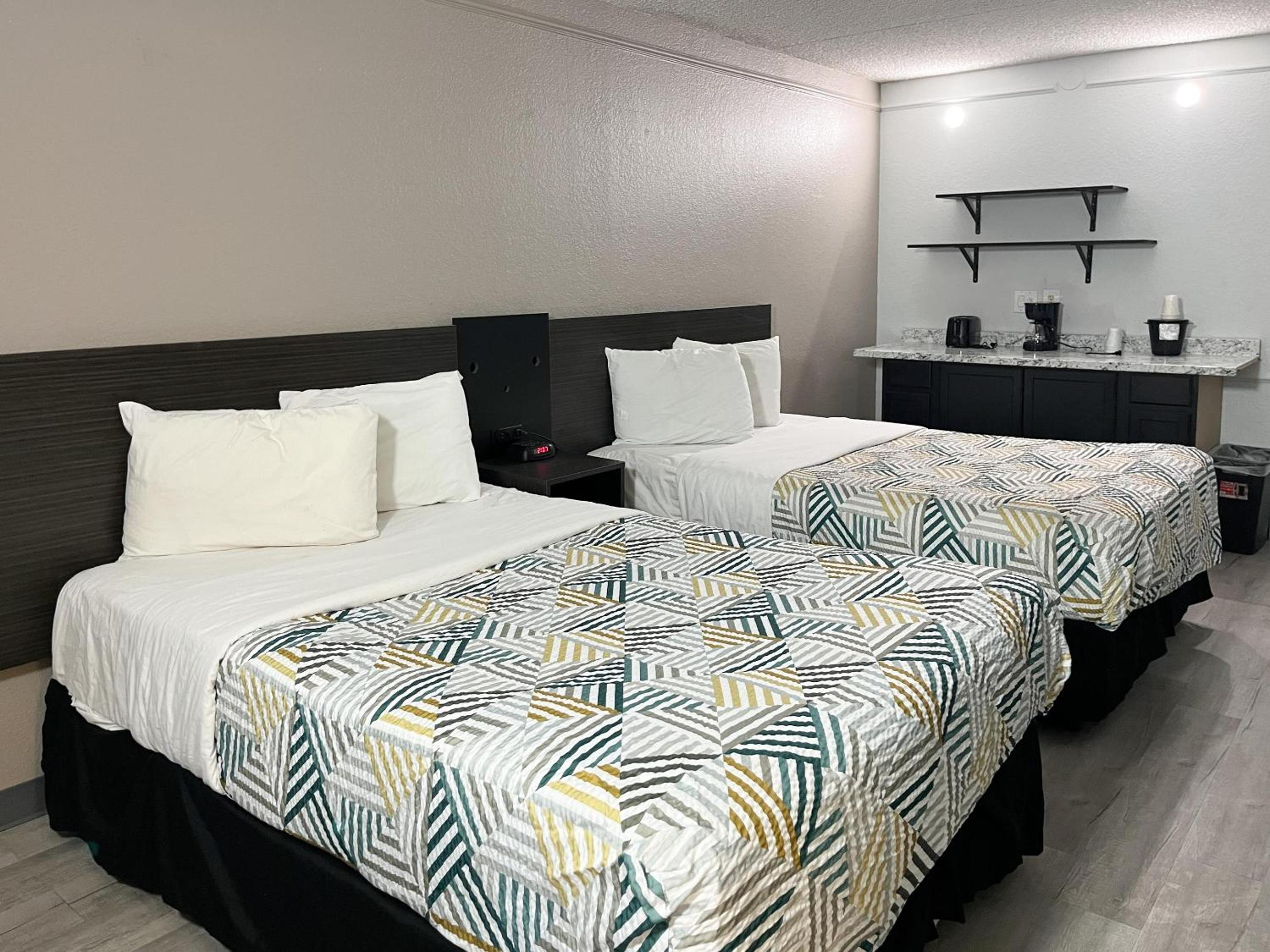 Queen Room with Two Queen Beds - Non-Smoking - Photo 6