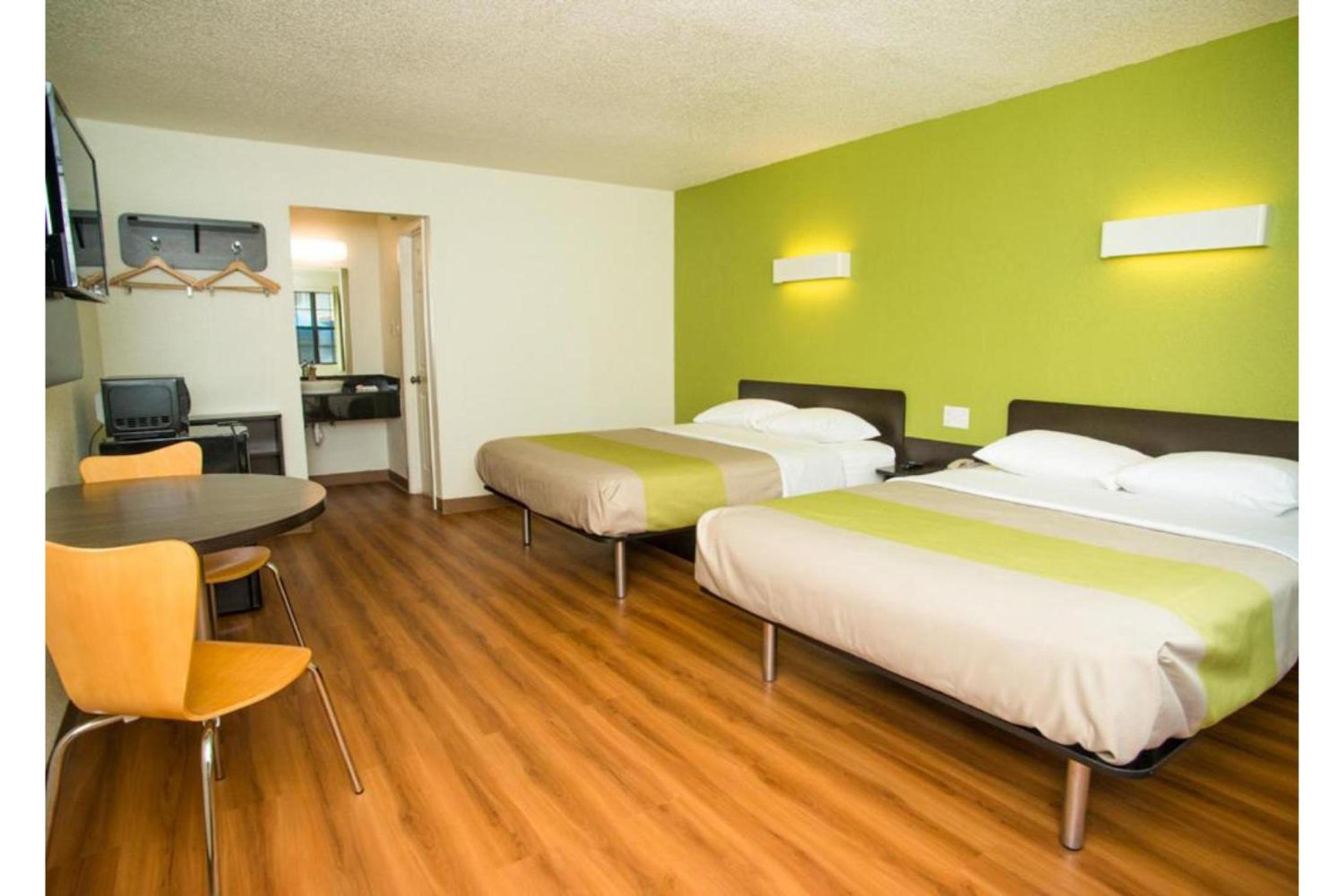 Deluxe Queen Room with Two Queen Beds - Non-Smoking - Photo 5