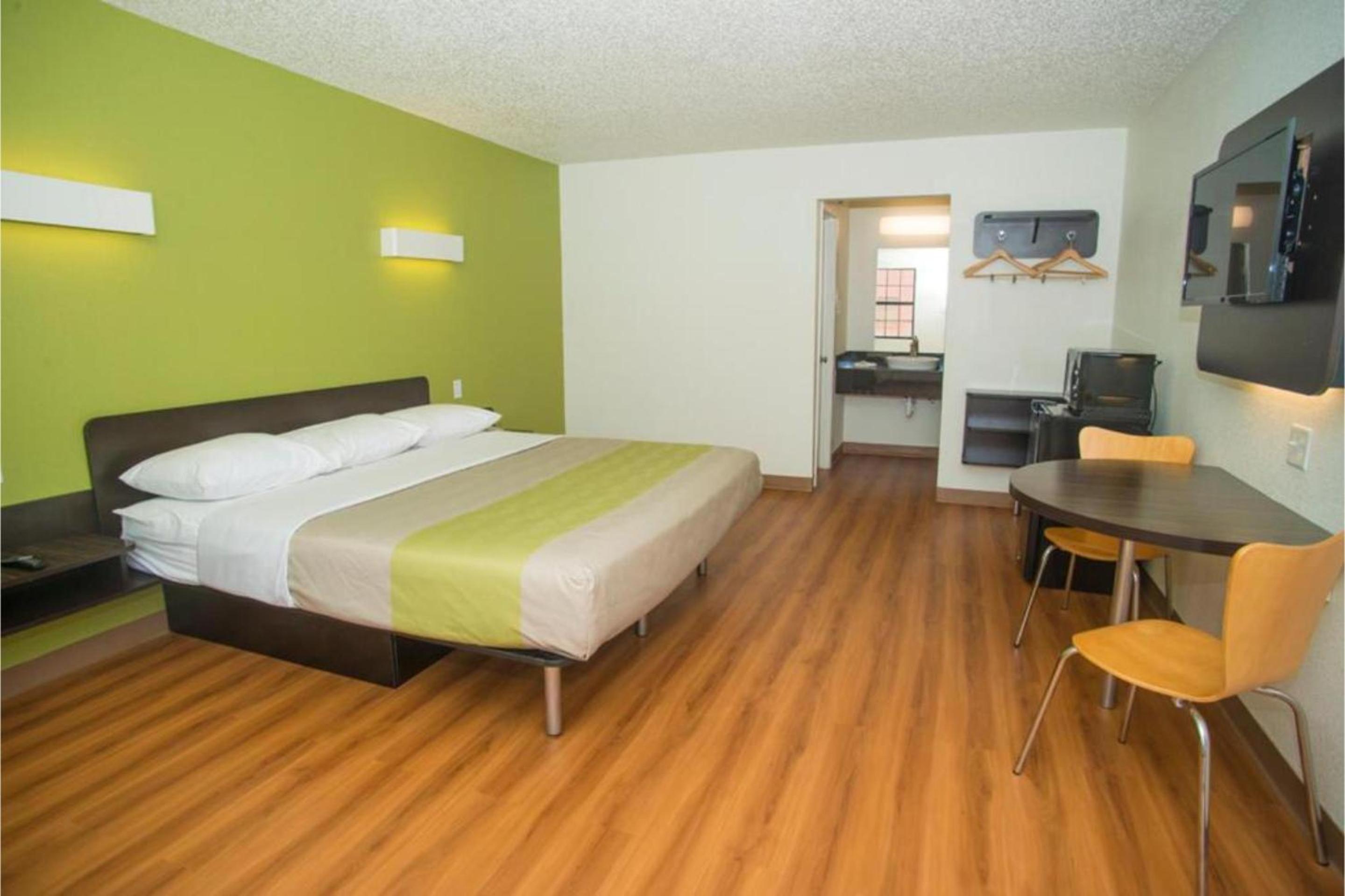Deluxe King Room - Smoking - Photo 7