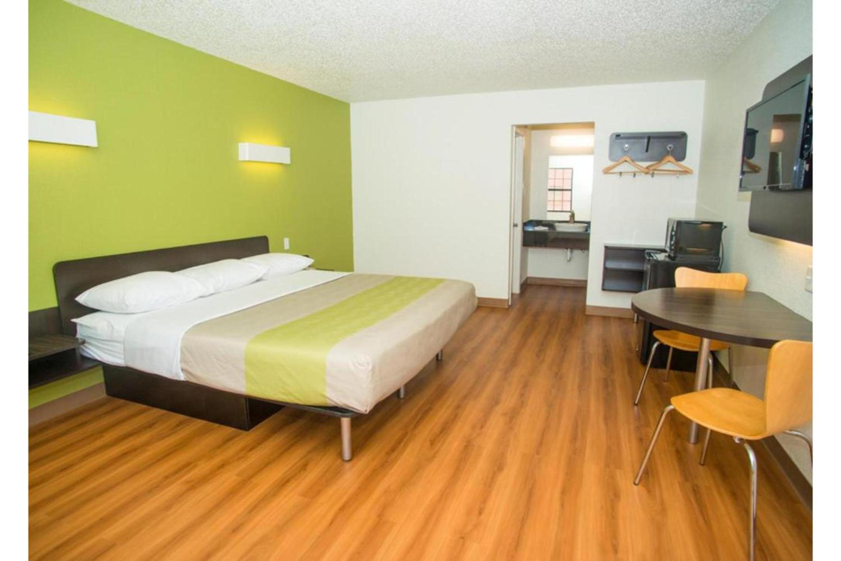 King Room - Non-Smoking - Photo 6