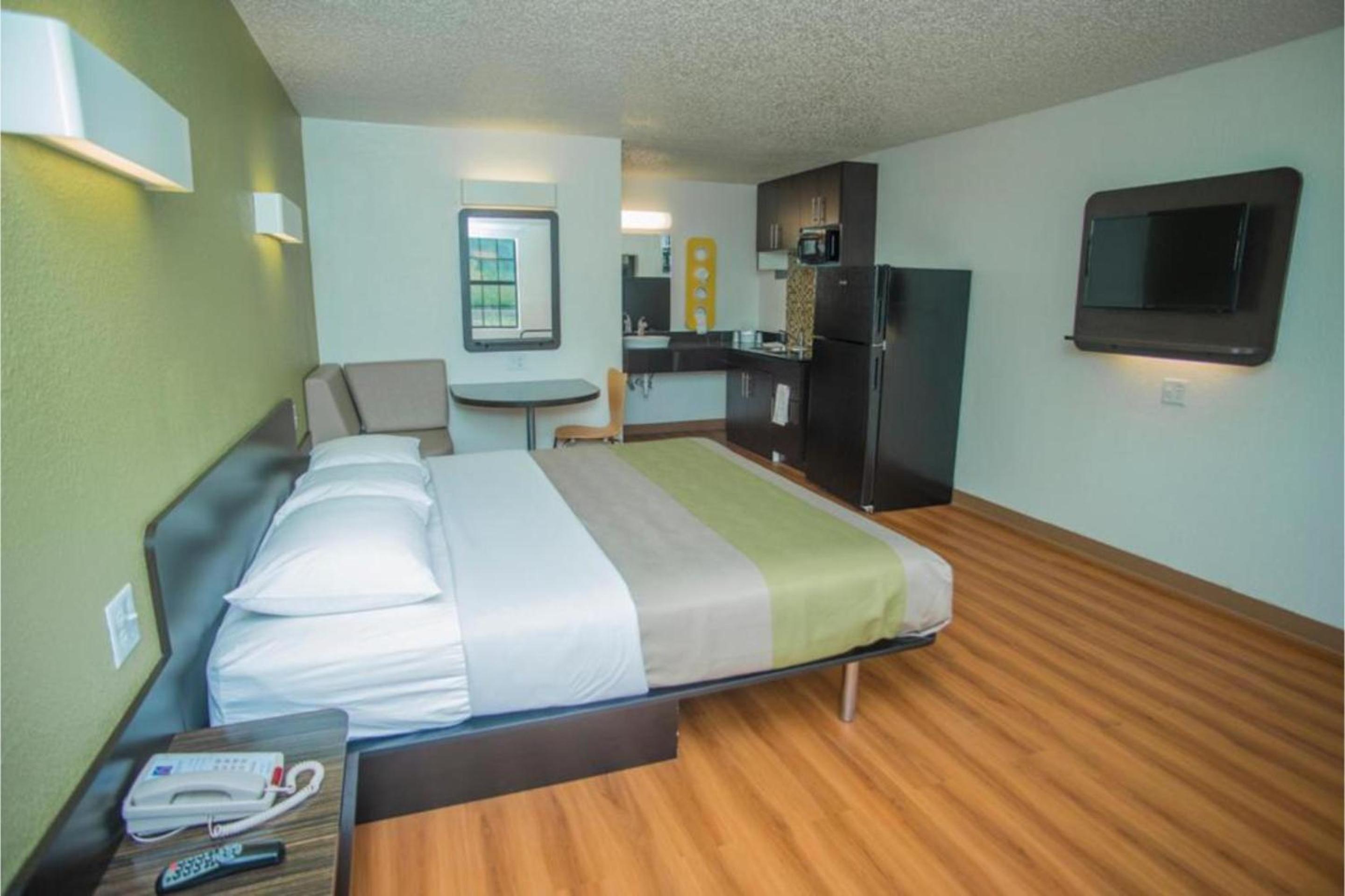 Deluxe King Room - Smoking - Photo 8