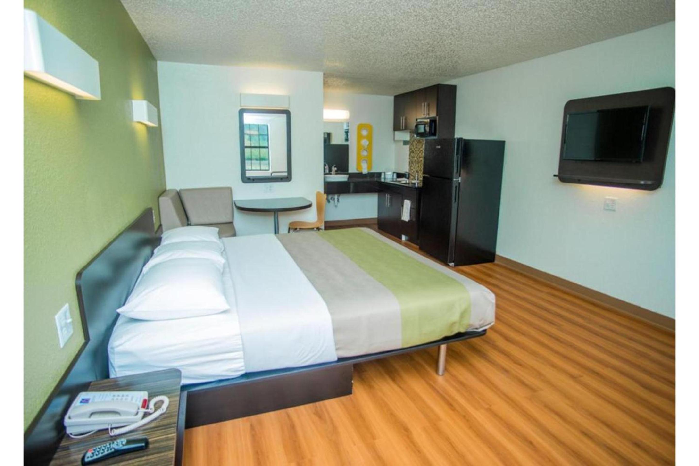 King Room - Non-Smoking - Photo 7
