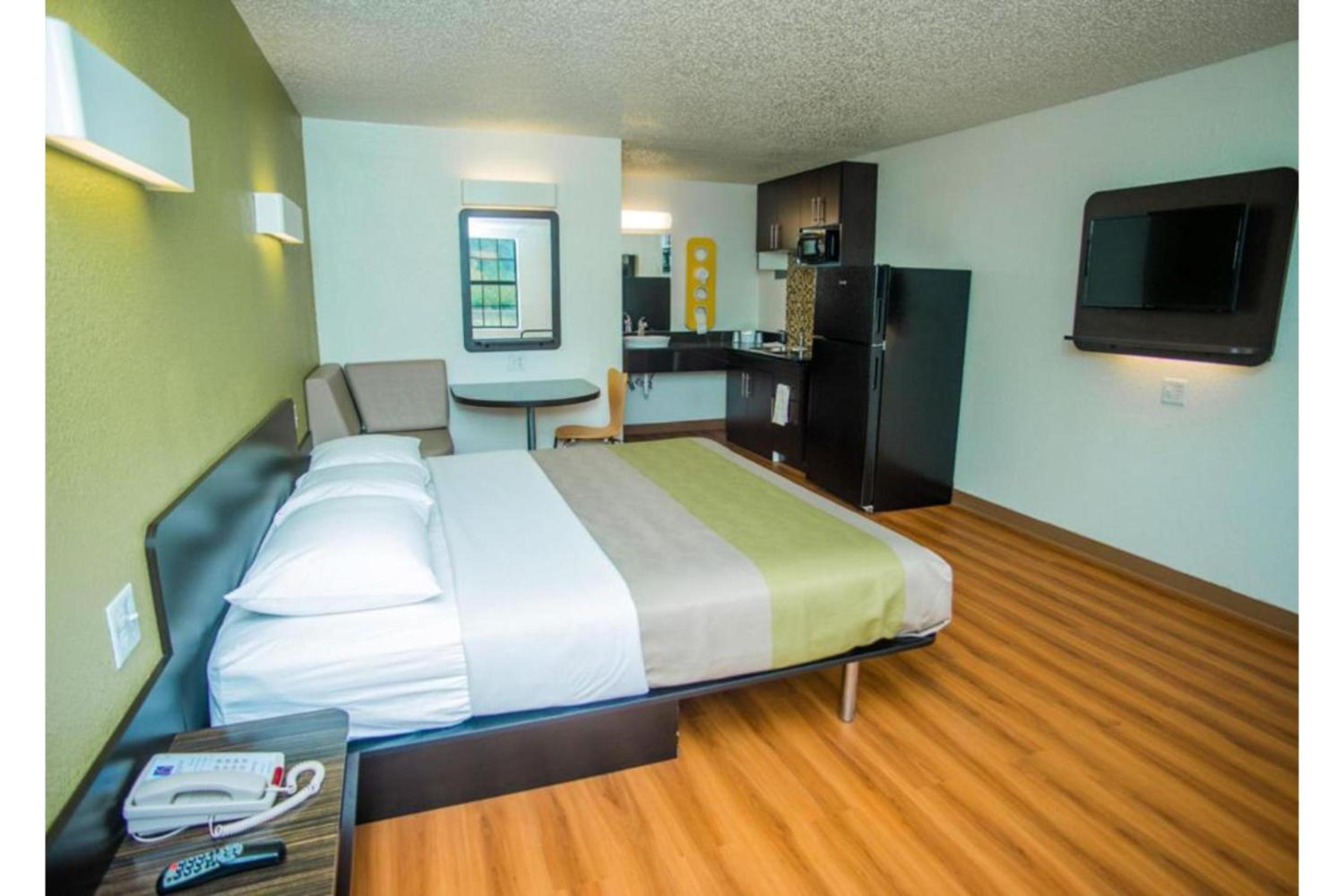 Deluxe King Room - Smoking - Photo 1