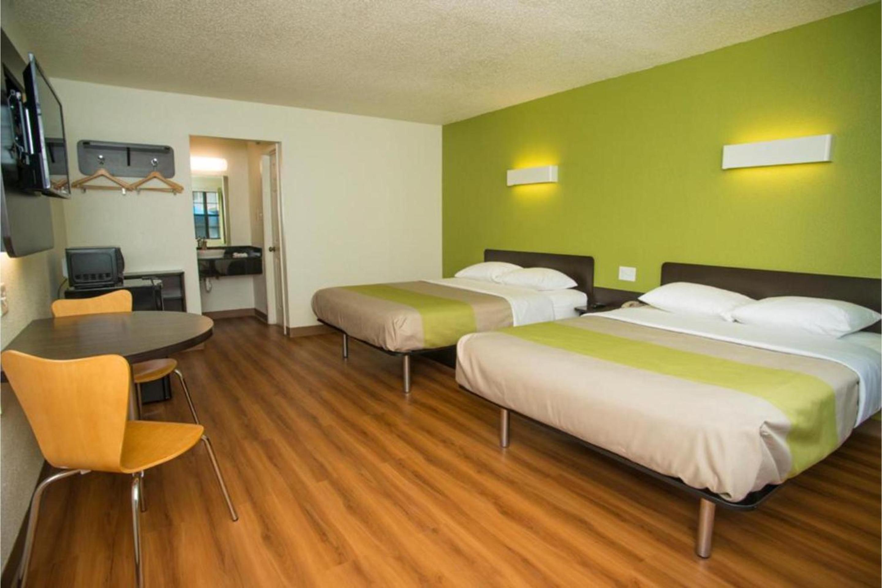 Deluxe Queen Room with Two Queen Beds - Non-Smoking - Photo 4