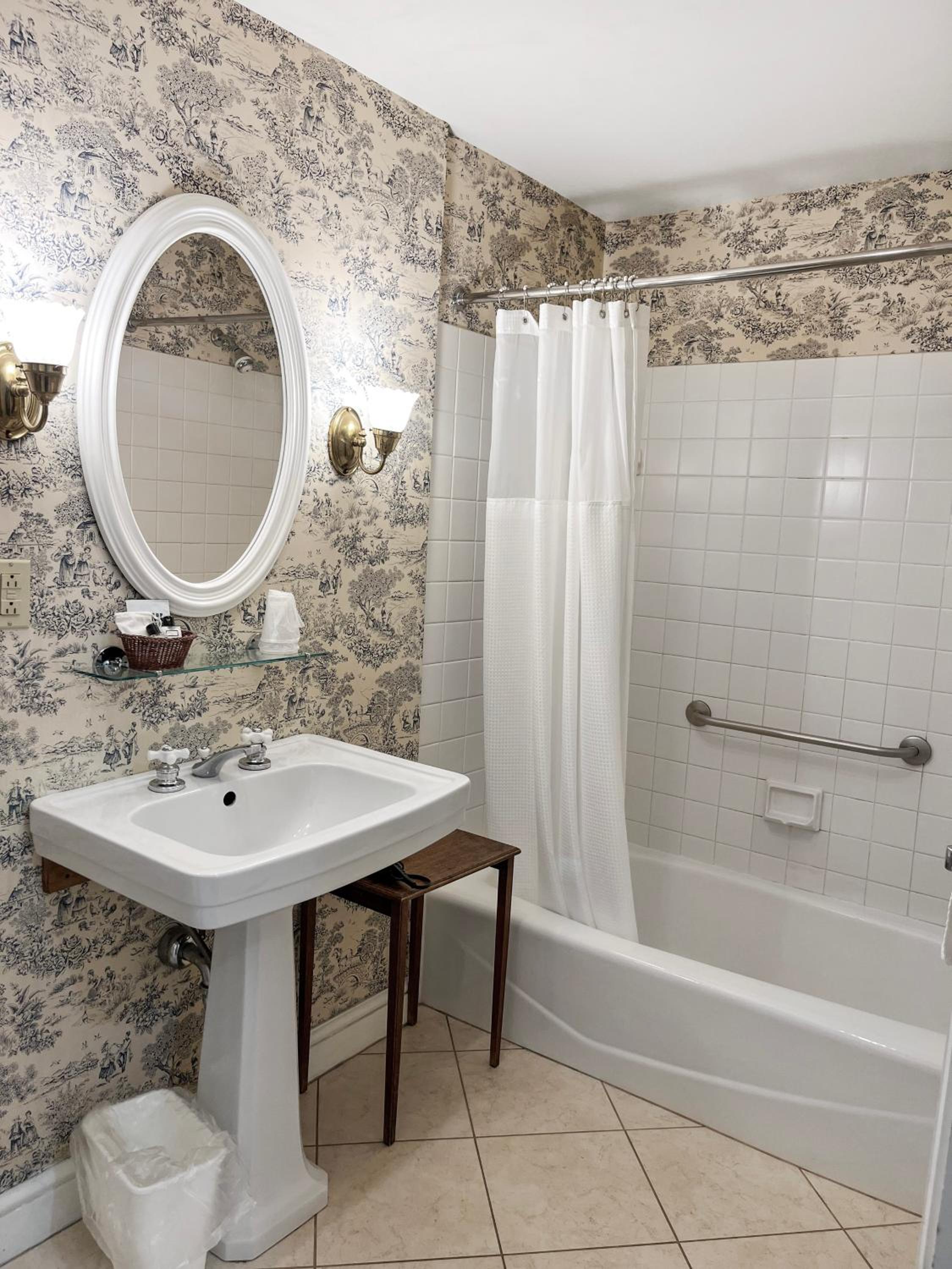 Deluxe Queen Room with Two Queen Beds photo 3