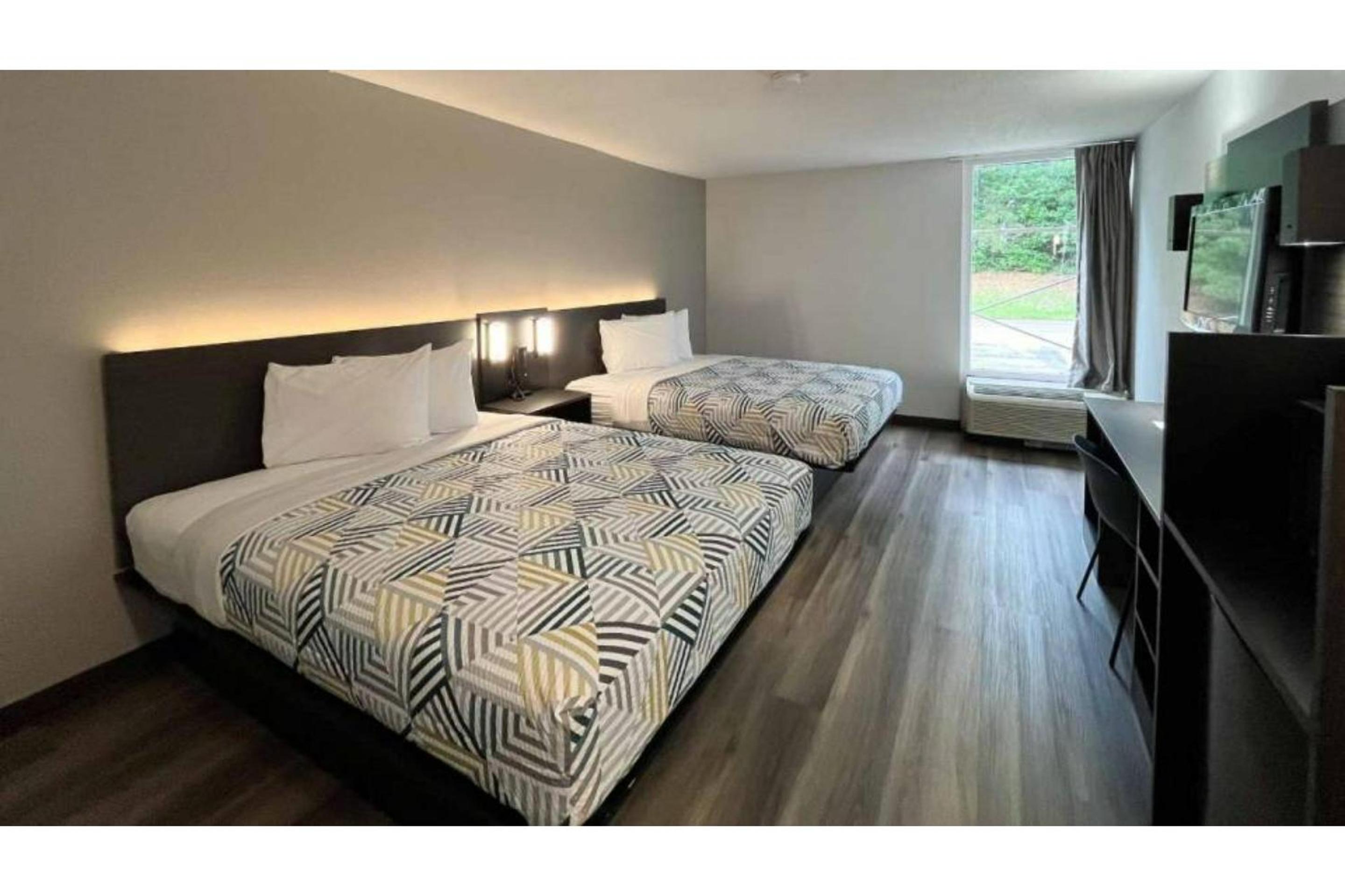 Queen Room with Two Queen Beds - Non-Smoking - Photo 2